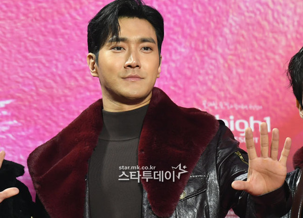 Group Super Junior Choi Siwon has revealed to be careful of SNS impersonation accounts.Choi Siwon told SNS today (on the 1st) I have a fact to tell you before the afterlife of yesterdays festival.I was informed that there was an account that funds donations under the guise of me. Please be careful. We are sponsoring only official sites or legal foundations, nonprofit organizations within the boundaries of the law.I also do not request a 1:1 chat with my personal account regarding the donation. In the public photos, Choi Siwon impersonator is captured with a profile of Choi Siwons photo and a message asking for donation funding.Choi Siwon released the account ID and added: Beware.Choi Siwon appeared on the online Concert Super Junior Beyond Live on the 31st of last month.