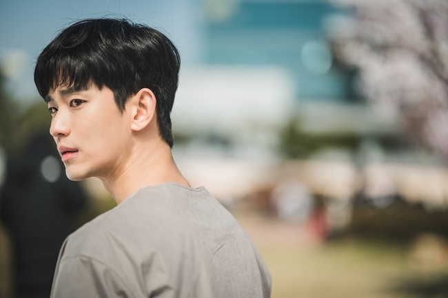 TVNs new Saturday Drama Im Psycho, but its OK Kim Soo-hyun and Seo Ye-jis fate, the first meeting is caught and it is causing subtle tension.TVNs new Saturday, Drama, which will be broadcast first on June 20, is stimulating curiosity by unveiling two-shot steels of Kim Soo-hyun (played by Moon Gang-tae) and Seo Ye-ji (played by Ko Mun-young) looking at each other with strange eyes.Kim Soo-hyun, a psycho but okay psychopath who is expected to meet with Seo Ye-ji, is a psychopathic ward protector who refuses love with the weight of a heavy life, and a fantasy F-ji, a FFairytale writer who does not know love due to his birth defect, Its a bit of a weird romantic comedy Drama about love like Fairytale.In the public photos, Seo Ye-ji, who looks at Kim Soo-hyun with clear eyes, and Kim Soo-hyun with a somewhat dark eye and a firm expression, look at each other with different feelings.The two faces of subtle emotional air flow cause tension and excitement at the same time.However, unlike the atmosphere of these two people, Kim Soo-hyun, who is warm even if he is expressionless, and Seo Ye-jis breathtaking visual chemistry, which emits itself, are well suited to their narratives and raise expectations.In addition, the first face-to-face of the two characters, which are going to make a point of contact with life with the occasion of Moon Gang-tae and Ko Mun-young, who live in a completely different world as a child literature writer who goes well with a psychiatric ward guardian in the play, is raising various speculations.Therefore, I am already waiting for the fateful love story of Moon Gang-tae and Ko Mun-young, who will be intertwined with unique characters and ingenious events, and the romantic comedy that they will draw.hwang hye-jin