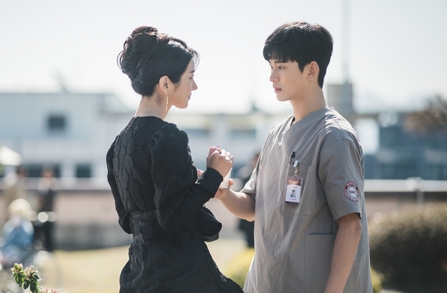 TVNs new Saturday Drama Im Psycho, but its OK Kim Soo-hyun and Seo Ye-jis fate, the first meeting is caught and it is causing subtle tension.TVNs new Saturday, Drama, which will be broadcast first on June 20, is stimulating curiosity by unveiling two-shot steels of Kim Soo-hyun (played by Moon Gang-tae) and Seo Ye-ji (played by Ko Mun-young) looking at each other with strange eyes.Kim Soo-hyun, a psycho but okay psychopath who is expected to meet with Seo Ye-ji, is a psychopathic ward protector who refuses love with the weight of a heavy life, and a fantasy F-ji, a FFairytale writer who does not know love due to his birth defect, Its a bit of a weird romantic comedy Drama about love like Fairytale.In the public photos, Seo Ye-ji, who looks at Kim Soo-hyun with clear eyes, and Kim Soo-hyun with a somewhat dark eye and a firm expression, look at each other with different feelings.The two faces of subtle emotional air flow cause tension and excitement at the same time.However, unlike the atmosphere of these two people, Kim Soo-hyun, who is warm even if he is expressionless, and Seo Ye-jis breathtaking visual chemistry, which emits itself, are well suited to their narratives and raise expectations.In addition, the first face-to-face of the two characters, which are going to make a point of contact with life with the occasion of Moon Gang-tae and Ko Mun-young, who live in a completely different world as a child literature writer who goes well with a psychiatric ward guardian in the play, is raising various speculations.Therefore, I am already waiting for the fateful love story of Moon Gang-tae and Ko Mun-young, who will be intertwined with unique characters and ingenious events, and the romantic comedy that they will draw.hwang hye-jin