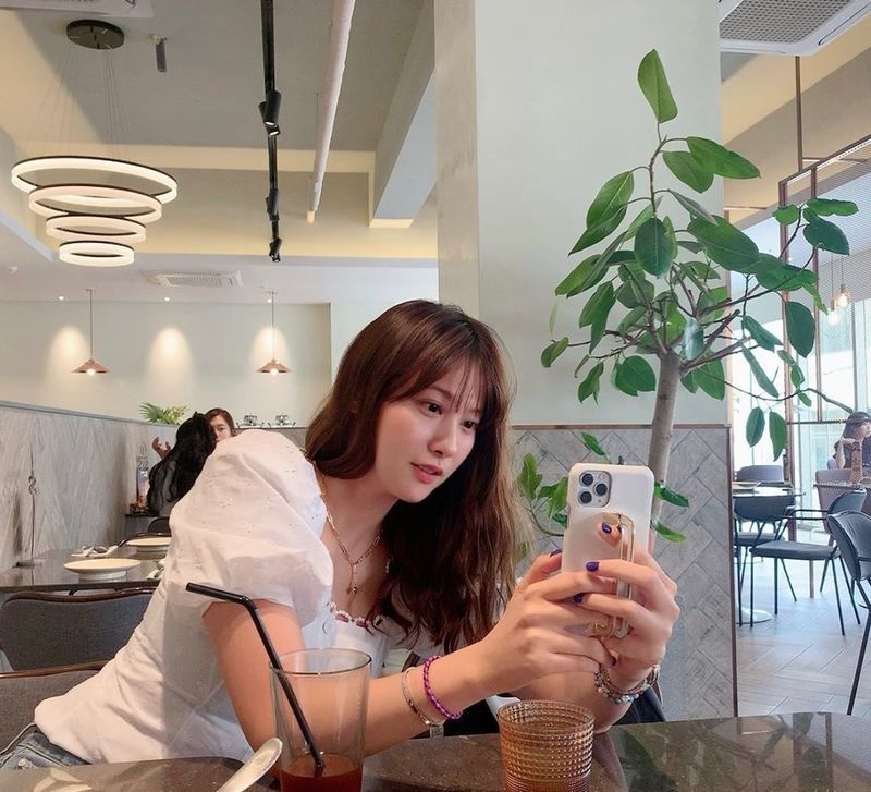 Actor Yoo In-young showed off her still-beautiful looksOn May 31, Yoo In-young posted an article on his Instagram, I was so bored that I was only behind the photo album.In the photo, Yoo In-young is sitting in a cafe, taking a picture of somewhere with his cell phone in his hand, and the curious expression and slightly smiling figure of Yoo In-young caught his eye.In addition, the beautiful look of Yoo In-young, which still remains unchanged over the years, focused attention on the netizens.The fans who watched this responded, I think the years are moving away from my sister and What is the secret that always remains?surge implementation