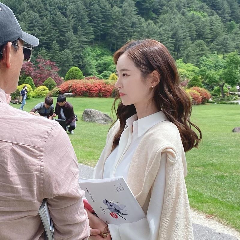 Actor Jin Se-yeon reveals recent statusJin Se-yeon posted four photos on his instagram on June 1, along with an article entitled Good weather, good sunshine, and a day of seeing Again.In the open photo, Jin Se-yeon is showing off her innocent beauty. Jin Se-yeons bright atmosphere catches her eye.The netizens who watched the photo responded It is so beautiful and I am watching the drama well.On the other hand, Jin Se-yeon is in the midst of playing the role of Jung Ha-eun and Jeong Sa-bin in KBS2 Wolhwa Drama Bone Again (director Jin Hyung-wook, Lee Hyun-seok/playplayplayed Jeong Su-mi).Park Eun-hae