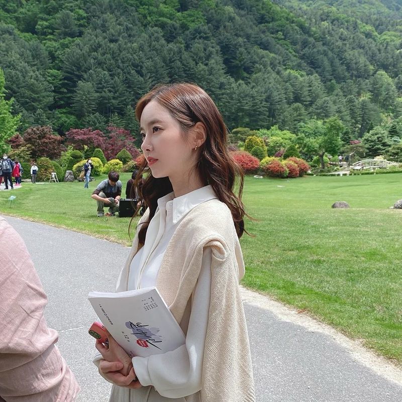 Actor Jin Se-yeon reveals recent statusJin Se-yeon posted four photos on his instagram on June 1, along with an article entitled Good weather, good sunshine, and a day of seeing Again.In the open photo, Jin Se-yeon is showing off her innocent beauty. Jin Se-yeons bright atmosphere catches her eye.The netizens who watched the photo responded It is so beautiful and I am watching the drama well.On the other hand, Jin Se-yeon is in the midst of playing the role of Jung Ha-eun and Jeong Sa-bin in KBS2 Wolhwa Drama Bone Again (director Jin Hyung-wook, Lee Hyun-seok/playplayplayed Jeong Su-mi).Park Eun-hae