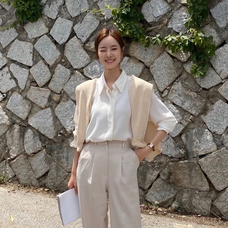 Actor Jin Se-yeon reveals recent statusJin Se-yeon posted four photos on his instagram on June 1, along with an article entitled Good weather, good sunshine, and a day of seeing Again.In the open photo, Jin Se-yeon is showing off her innocent beauty. Jin Se-yeons bright atmosphere catches her eye.The netizens who watched the photo responded It is so beautiful and I am watching the drama well.On the other hand, Jin Se-yeon is in the midst of playing the role of Jung Ha-eun and Jeong Sa-bin in KBS2 Wolhwa Drama Bone Again (director Jin Hyung-wook, Lee Hyun-seok/playplayplayed Jeong Su-mi).Park Eun-hae