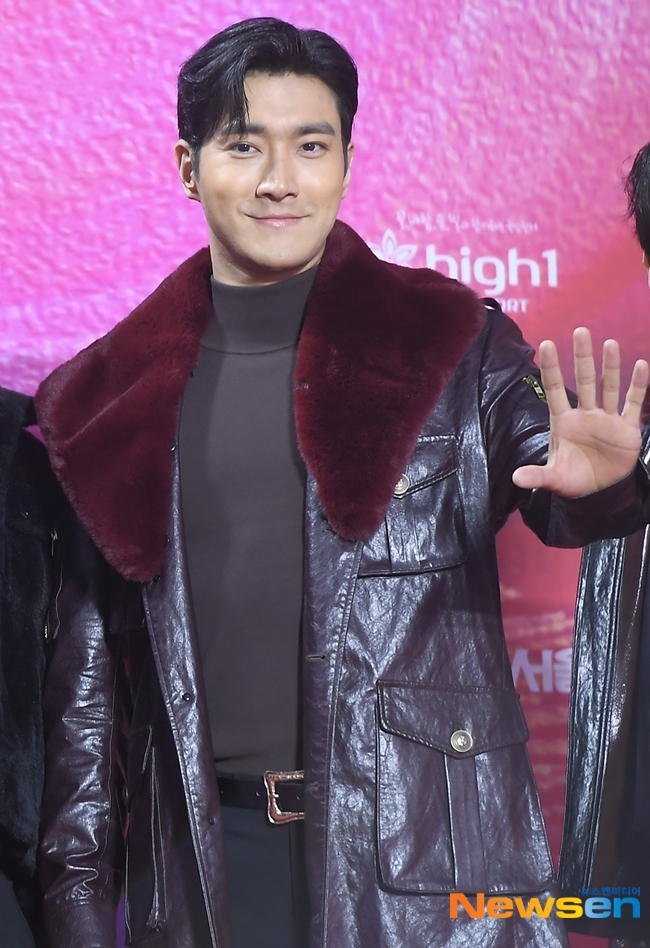 Group Super Junior Choi Siwon has warned of the existence of a netizen who impersonated himself.I received a tip that I had an account that funds donations by impersonating me, Choi Siwon said on his Instagram account on June 1.We are sponsoring only official sites, legal foundations, and nonprofit organizations within the boundaries of the law, he added. We do not ask for 1:1 chats with personal accounts regarding donations.In addition, the person who impersonates Choi Siwon is asking various netizens to participate in the fundraising activities.Choi Siwon appealed to the fans that he was not involved in the contents and was victimized by SNS impersonation.Choi Siwon is a specialist in Instagram writing.I have a message to inform you before yesterdays festival. Ive been informed that I have an account for fundraising donations. Please be careful.I sponsor only the official site, or the legal foundation, or the nonprofit within the boundaries of the law; and I also dont ask for 1:1 chats with my personal account in connection with the donation.Watch out!seo ji-hyun