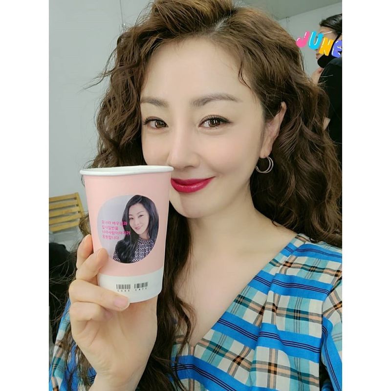 Actor Oh Na-ra has certified Coffee or Tea sent by fansOh Na-ra posted several photos on her Instagram page on June 1, along with an article entitled Here I am, Fan Cafe, Story of Country Love. Cheer Coffee or Tea Is Here.Oh Na-ra in the public photo is smiling brightly in front of Coffee or Tea; cookies and sandwich photos with Oh Na-ra face stickers have also been released.On the other hand, Oh Na-ra is about to broadcast the first MBC drama Shishi General on July 15th.Park Eun-hae