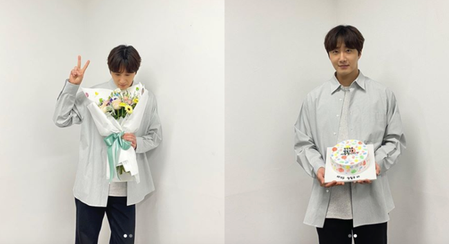 ...Clath is another honestyActor Jung Il-woo received plenty of love from China fans.Jung Il-woo posted a Gift Celebratory photo on May 31 with a message China Baidu fans on his instagramIn the photo he holds a bouquet of flowers and Cake given by China fans.The shy look is impressive: Jung Il-woo is grabbing a bouquet of flowers, drawing a V-ja with his fingers, and holding a Cake in an honest pose, which makes fans happy.Jung Il-woo was explosively loved for playing the role of pure rebellious and chan Yoon-ho in his debut sitcom High Kick without Relent 14 years ago.So far, I have been meeting viewers through various works.SNS