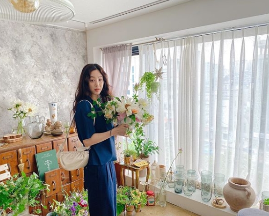 Actor Jung Ryeo-won reveals daily lifeJung Ryeo-won posted a picture on his Instagram on the 31st of last month with an article entitled I came to my favorite workplace, everyone is happy weekend.The photo shows Jung Ryeo-won visiting a flower-infested workplace.Jung Ryeo-won showed off a bright casual look with white sneakers on navy top and bottom.Son Dam-bi, who saw this, left a comment saying Its pretty.Meanwhile, Jung Ryeo-won appeared in the JTBC drama The Test Civil War, which ended in February.