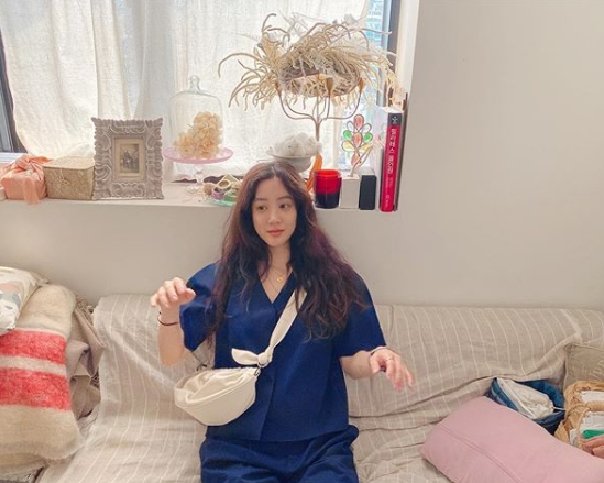 Actor Jung Ryeo-won reveals daily lifeJung Ryeo-won posted a picture on his Instagram on the 31st of last month with an article entitled I came to my favorite workplace, everyone is happy weekend.The photo shows Jung Ryeo-won visiting a flower-infested workplace.Jung Ryeo-won showed off a bright casual look with white sneakers on navy top and bottom.Son Dam-bi, who saw this, left a comment saying Its pretty.Meanwhile, Jung Ryeo-won appeared in the JTBC drama The Test Civil War, which ended in February.