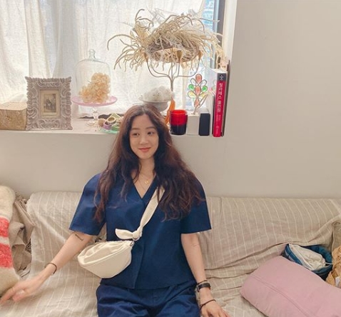 Actor Jung Ryeo-won reveals daily lifeJung Ryeo-won posted a picture on his Instagram on the 31st of last month with an article entitled I came to my favorite workplace, everyone is happy weekend.The photo shows Jung Ryeo-won visiting a flower-infested workplace.Jung Ryeo-won showed off a bright casual look with white sneakers on navy top and bottom.Son Dam-bi, who saw this, left a comment saying Its pretty.Meanwhile, Jung Ryeo-won appeared in the JTBC drama The Test Civil War, which ended in February.