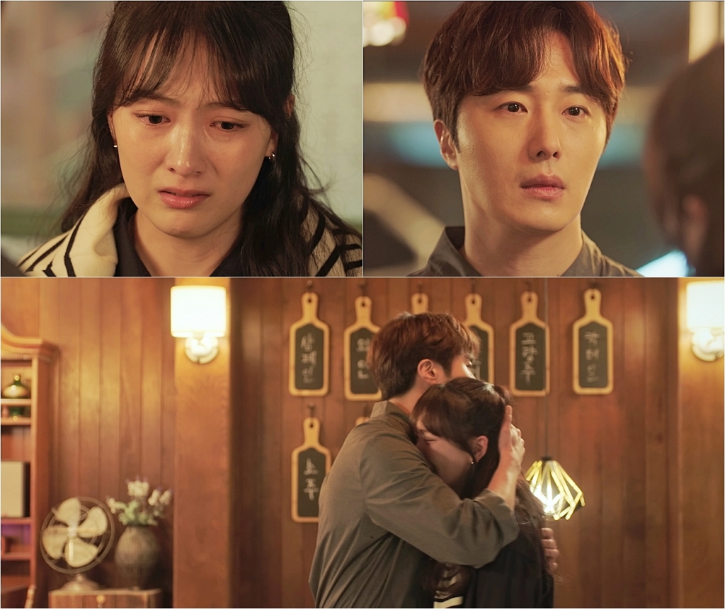 Night-night man and woman Kang Jiyoung was caught in Jung Il-woos arms and shed tears.JTBCs Wall Street Drama Yasik Men and Women (directed by Song Ji-won, playwright Park Seung-hye, production Hello Contents and SMC) failed to take on a proper program and lived like a bridesmaid of a broadcasting station, a 4-year contract worker PD Kim A-jin (Kang Jiyoung)Nevertheless, he stood firm and got the opportunity to produce the YG Entertainment program Weekly Men and Women, and he formed the best nighttime team by joining Park Sung (Jung Il-woo), who became a gay chef while hiding his identity, and Kang Tae-wan (Lee Hak-joo), the hottest designer these days.The film recording scene, which was held at the end of twists and turns, was thrilled and excited by the debut of the production, but I faced an unexpected problem on the recording site.Jin Sung, who was in front of the camera, was extremely nervous and did not show his ability.As Jin Sung comforted him on the Beasts of the Southern Wild, Azin conveyed his intention to create a hearty broadcast that would comfort those who are having a hard day and conveyed his strong courage to Jin Sung.Jin Sung, who has caught up with this, has used the giblet with the painful memories of the story to bring out the healing nighttime, and he has been hurt by his own comfort method.It was a moment that made Ajin, who had been in a bad day when rain and wind were pouring, expect a bright day with sunshine.But I still expect clearness. Ajin, who is crying and visiting Jin Sungs Beasts of the Southern Wild, is caught and heralds a new trial.Cha Joo-hee (Kim Soo-jin), head of the CK Channels entertainment department, and Ajins conversation, which is included in the preliminary three-time preview video, give a glimpse of the situation.The head of the department said, You have no experience and you can not do it.It was a YG Entertainment that was prepared for a long time, and until I managed to get the host Chef and proceed with the Pilot recording, the program Night-Sik Men and Women was all of me.However, the sudden bomb declaration of the general manager also raises the question and anger about the inside of the audience. Why do you do this to me.Please, she said, from the denial of reality to the pleading, and her appeal to the general manager is a reason for her sadness.Jin Sung is soothing her as if she were broken by the shocking news, because she is not going to be left because she has watched Ajins hard work and efforts.And now shes working with her as host Chef of The Night-Chung Man and Woman. Whats the fate of the Night-Campus team in the ordeal that Azin has faced?The production team said, The night-night man and woman who do not have a good wind meet new variables and continue the unpredictable voyage. Jin Sung and Ajins romance will gradually bloom.Do not forget to order a nighttime dinner tonight, and I would like to ask you to watch a lot. 