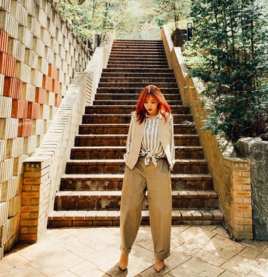 Narsha showed off her chic vibe.Narsha posted a picture on her instagram  on the 1st with an article called Monday.In the open photo, Narsha is standing in a comfortable yet sophisticated shirt, best and pants.The perfect proportion of Narshas small face, which is making a chic look, catches the eye.Meanwhile, Narsha is appearing in Home Derela and Top Goal Rhapsody.Photo: Narsha Instagram  