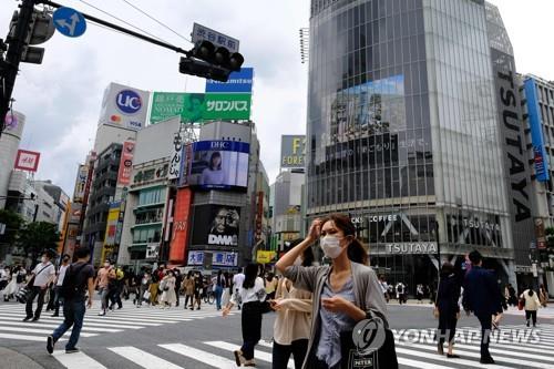 (도쿄 AFP=연합뉴스) 지난달 31일 일본 도쿄도(東京都) 시부야(澁谷)구에서 마스크를 쓴 사람들이 횡단보도를 건너고 있다. 2020.6.1