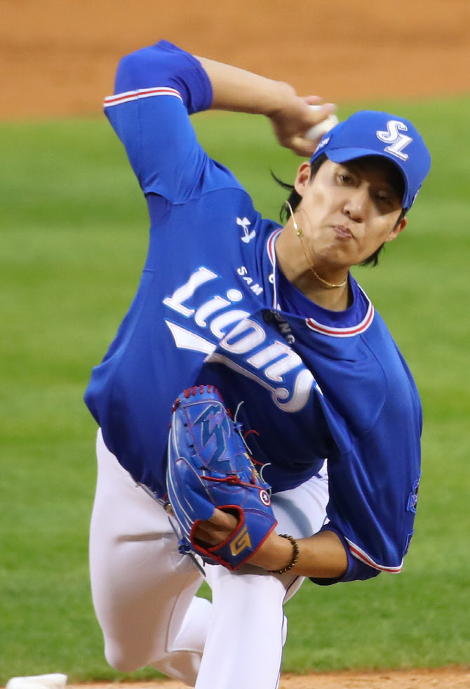 The Samsung Lions won 2-0 in the 2020 Shinhan Bank SOL KBO League LG and Kyonggi at Jamsil Stadium on the 2nd, thanks to a seven-inning scoreless run by Won Tae-in.On the day, Kyonggi drew great attention with a start-up match between Won Tae-in vs Lee Min-ho.The two first-place prospects of the Samsung Lions and LG in 2019 and 2020, respectively, have faced each other once in Deagu on the 21st of last month.At the time, Lee Min-ho scored his first professional debut win with 513 innings without a run; Won Tae-in also pitched well with two runs in seven innings, but became a losing pitcher.Won Tae-in was able to make a hard-fought pitching game at Kyonggi on the day after 11 days.Won Tae-in tied up his opponents batting line with stable Kyonggi operation; he threw 94 pitches in seven innings to stop five hits and three strikeouts without a run and won three games (1 loss) in the season.There was no big Danger except for passing the first and second Danger in the fourth inning.As Won Tae-in was blocked by no-deal in the seventh inning, the Samsung Lions kept Choi Ji-kwang in the eighth inning and Woo Kyu-min in the ninth inning.LG rookie Cole Hamels Lee Min-ho also pitched well in his second professional debut with two runs in seven innings, but became a losing pitcher as the batters remained silent.Overall, it was a good pitch, but it was Oe Tee who scored two runs in the first inning.In the first inning, Kim Sang-su and Park Chan-do allowed a right-handed hit and a walk, and Tyler Saladino scored two runs with two RBIs.In the Samsung Lions line-up, Kim Sang-su was the winner of the victory with three hits and one run in four at-bats.Saladino also showed off his presence by picking up all two points of the team with a timely hit in the first inning.lee seok-mu