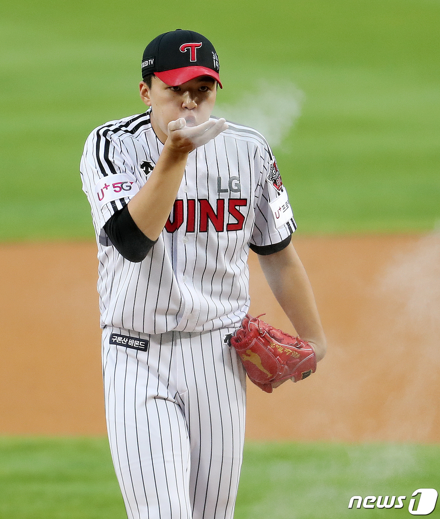 Seoul=) = LG starter Lee Min-ho is blowing his hand with rosin powder before pitching in the first inning of the 2020 professional baseball Shinhan Bank SOL KBO League match between LG Twins and Samsung Lions Lions at Jamsil Baseball Stadium in Seoul Songpa District on the afternoon of the 2nd.22.6.2