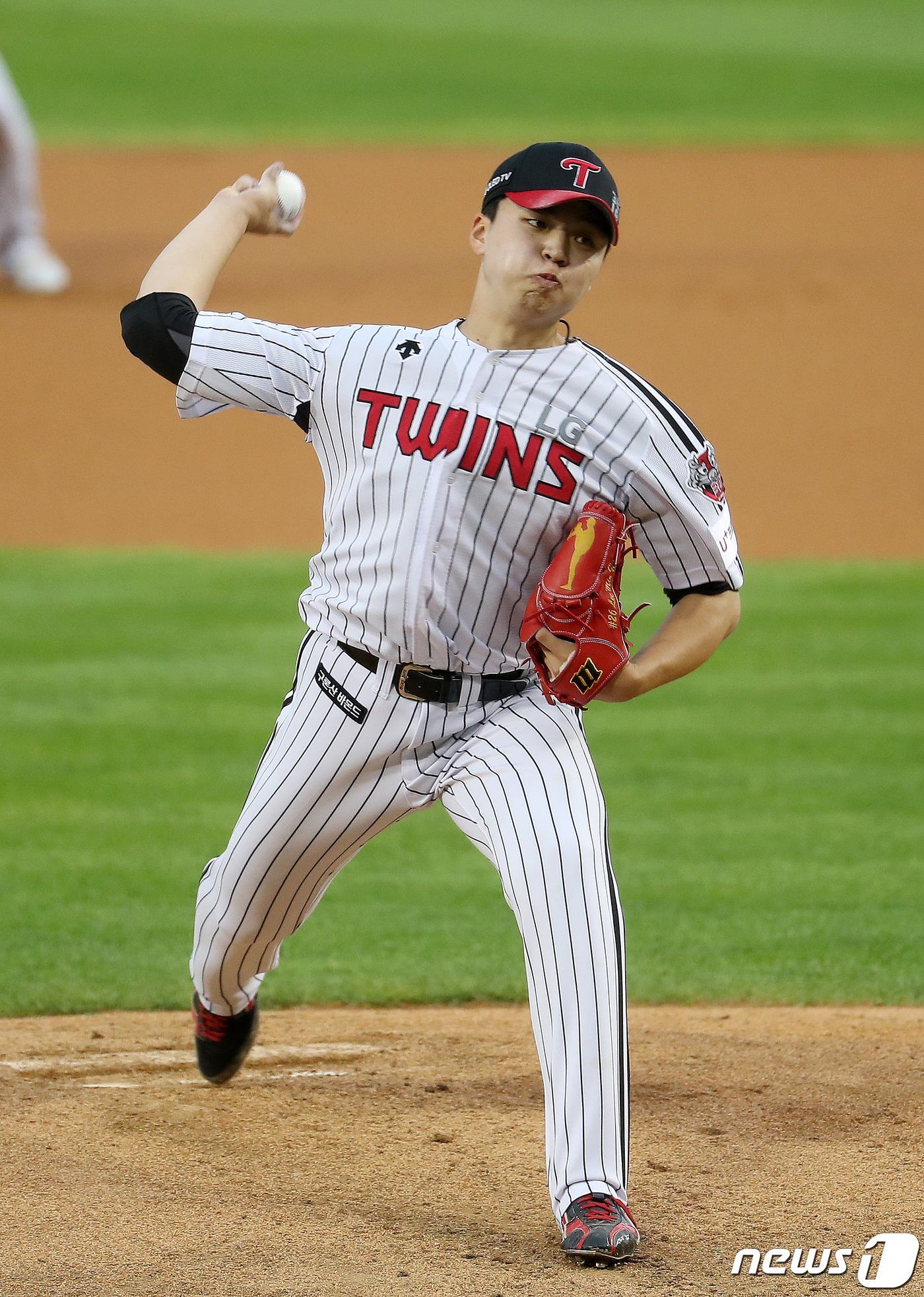 Seoul=) = LG starter Lee Min-ho is throwing a strong ball in the match between the LG Twins and the Samsung Lions in the 2020 professional baseball Shinhan Bank SOL KBO League held at Jamsil Baseball Stadium in Seoul Songpa District on the afternoon of the afternoon.22.6.2