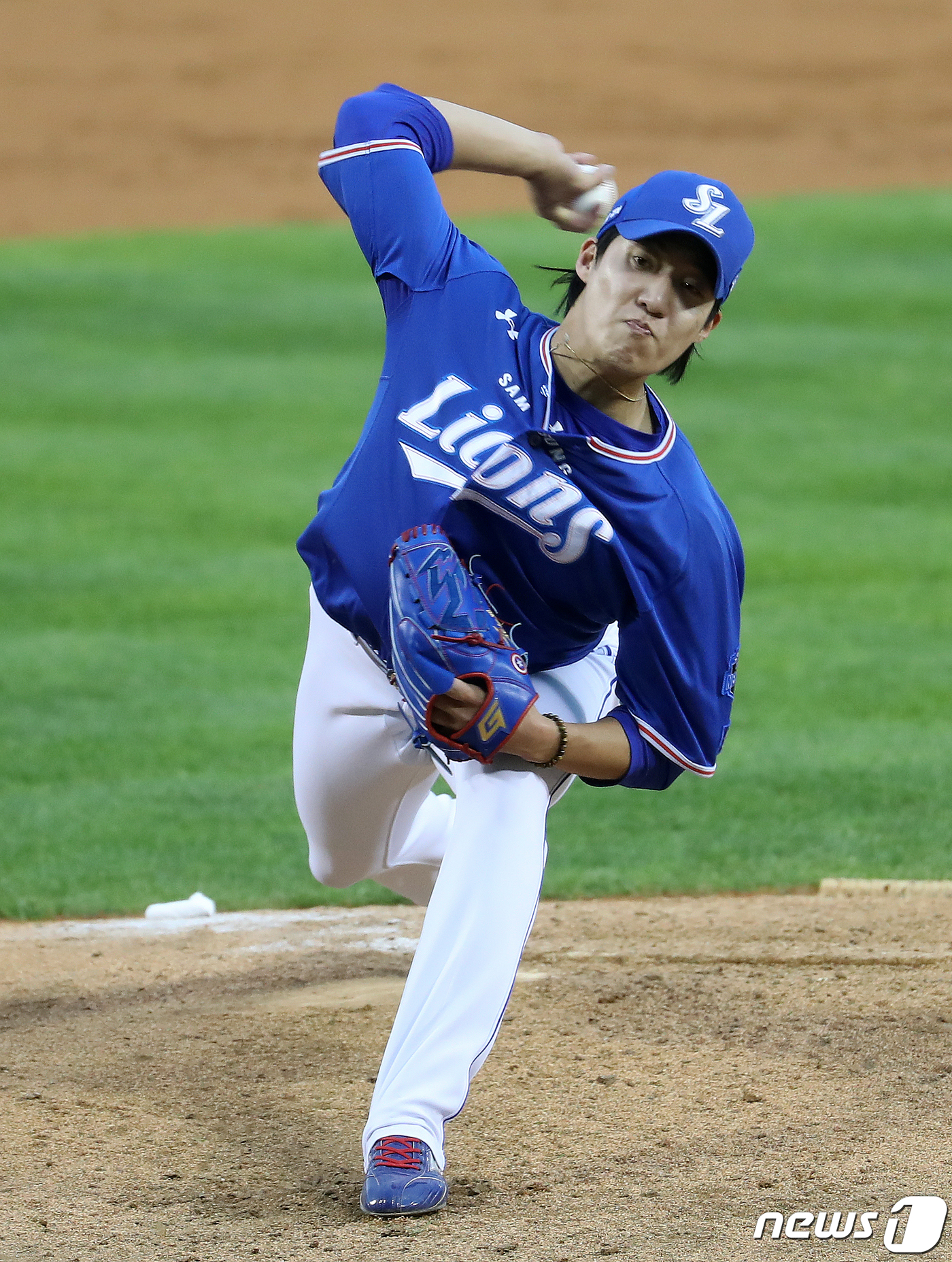 Won Tae-in and Lee Min-ho came out as Cole Hamels as Samsung Lions and LG played the fourth leg of the 2020 Shinhan Bank SOL KBO League season at Seoul Jamsil Stadium on the 2nd.Won Tae-in and Lee Min-ho, a high school graduate in the second year of high school, also played in the Deagu Samsung Lions Park on the 21st of last month.Lee Min-ho scored 513 innings, 1 hit, 4 walks, 2 strikeouts, and scored the first win of the season and the joy of his first professional debut.Won Tae-in also pitched well with two runs in seven innings, six hits, two walks and six strikeouts, but saw the bitter taste of defeat due to the silence of the team.After 12 days, the confrontation was again concluded. The place was moved to Seoul Jamsil Stadium, not Deagu.On the day, the two men played a well-played relay as if proving that the last start was not a coincidence. Won Tae-in scored five hits in seven innings, three strikeouts and three strikeouts.Lee Min-ho also gave up five hits and two walks in seven innings, but allowed only two runs while striking out seven.As the Samsung Lions are 2-0 ahead of LG in the eighth inning, Won Tae-in will win three wins (1 loss) in the season and Lee Min-ho will lose one loss (1 win) in the season.Lee Min-ho didnt catch the early feeling: The start of bad luck was that he was hit in an exquisite position in front of right fielder Kim Sang-soo, the leading hitter in the first inning.After sending Park Chan-do out on the walk, Saladino allowed a two-run timely hit to fall deep into the left-field left fence.Saladino was tagged In-N-Out Burger after running to third base.Danger felt so bad that catcher and pitcher coach came on the mound once, but he finished the first inning with two subsequent batters in-N-Out Burger without additional runs.The struggling Lee Min-ho changed the Bunger in the second inning with a three-legged walk; in the third inning, he allowed two hits to go to second and third base Danger, but he stopped it without a run.In the fourth inning, he sent out runners with sasagu, but ended the inning with proper checks. In the fifth inning, he was cleanly in the third inning, and in the sixth inning in the seventh inning.Won Tae-in was also tough, starting well with a third-inning run in the first inning, and Kim Min-sung hit a double in the second inning, but quickly caught a follow-up hitter.The third was also easily finished, but the fourth was Danger, who was hit by Lee Chun-woong and Kim Hyun-soo in a row and placed in first and second bases.However, Roberto Ramos struck out, Kim Min-sung and Oh Ji-hwan all managed to stop the ball without a run.Won Tae-in, who was in the momentum, passed the mound with the victory requirement by blocking the LG line without any Danger at the end of the fifth, sixth and seventh innings.7 innings side by side, 2-0 Samsung Lions lead