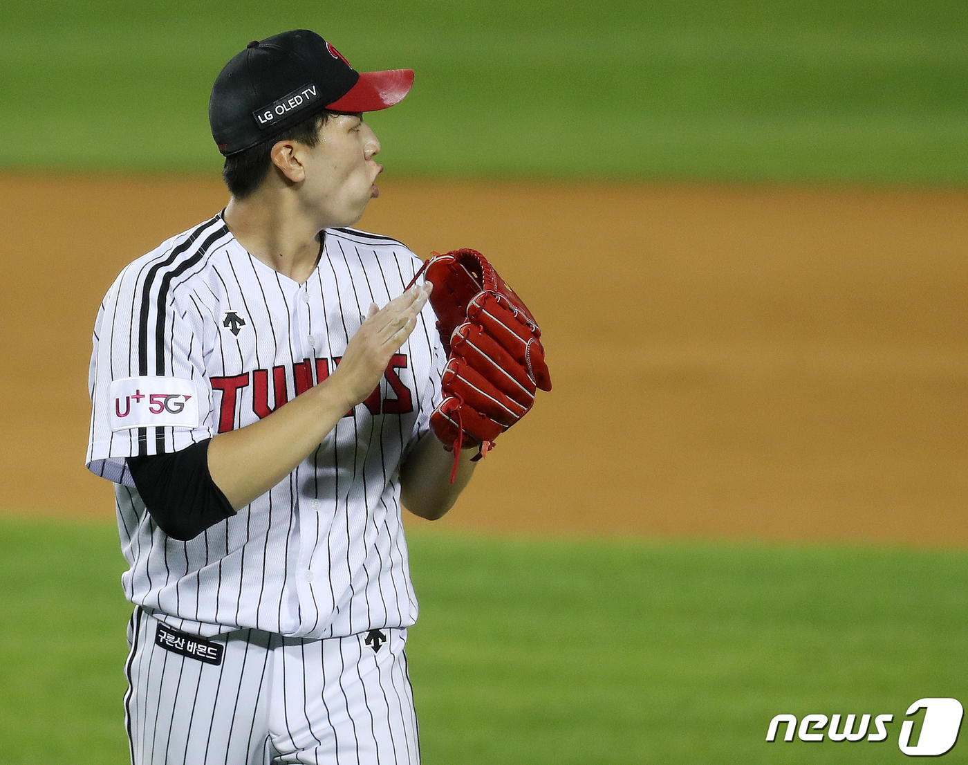 Won Tae-in and Lee Min-ho came out as Cole Hamels as Samsung Lions and LG played the fourth leg of the 2020 Shinhan Bank SOL KBO League season at Seoul Jamsil Stadium on the 2nd.Won Tae-in and Lee Min-ho, a high school graduate in the second year of high school, also played in the Deagu Samsung Lions Park on the 21st of last month.Lee Min-ho scored 513 innings, 1 hit, 4 walks, 2 strikeouts, and scored the first win of the season and the joy of his first professional debut.Won Tae-in also pitched well with two runs in seven innings, six hits, two walks and six strikeouts, but saw the bitter taste of defeat due to the silence of the team.After 12 days, the confrontation was again concluded. The place was moved to Seoul Jamsil Stadium, not Deagu.On the day, the two men played a well-played relay as if proving that the last start was not a coincidence. Won Tae-in scored five hits in seven innings, three strikeouts and three strikeouts.Lee Min-ho also gave up five hits and two walks in seven innings, but allowed only two runs while striking out seven.As the Samsung Lions are 2-0 ahead of LG in the eighth inning, Won Tae-in will win three wins (1 loss) in the season and Lee Min-ho will lose one loss (1 win) in the season.Lee Min-ho didnt catch the early feeling: The start of bad luck was that he was hit in an exquisite position in front of right fielder Kim Sang-soo, the leading hitter in the first inning.After sending Park Chan-do out on the walk, Saladino allowed a two-run timely hit to fall deep into the left-field left fence.Saladino was tagged In-N-Out Burger after running to third base.Danger felt so bad that catcher and pitcher coach came on the mound once, but he finished the first inning with two subsequent batters in-N-Out Burger without additional runs.The struggling Lee Min-ho changed the Bunger in the second inning with a three-legged walk; in the third inning, he allowed two hits to go to second and third base Danger, but he stopped it without a run.In the fourth inning, he sent out runners with sasagu, but ended the inning with proper checks. In the fifth inning, he was cleanly in the third inning, and in the sixth inning in the seventh inning.Won Tae-in was also tough, starting well with a third-inning run in the first inning, and Kim Min-sung hit a double in the second inning, but quickly caught a follow-up hitter.The third was also easily finished, but the fourth was Danger, who was hit by Lee Chun-woong and Kim Hyun-soo in a row and placed in first and second bases.However, Roberto Ramos struck out, Kim Min-sung and Oh Ji-hwan all managed to stop the ball without a run.Won Tae-in, who was in the momentum, passed the mound with the victory requirement by blocking the LG line without any Danger at the end of the fifth, sixth and seventh innings.7 innings side by side, 2-0 Samsung Lions lead