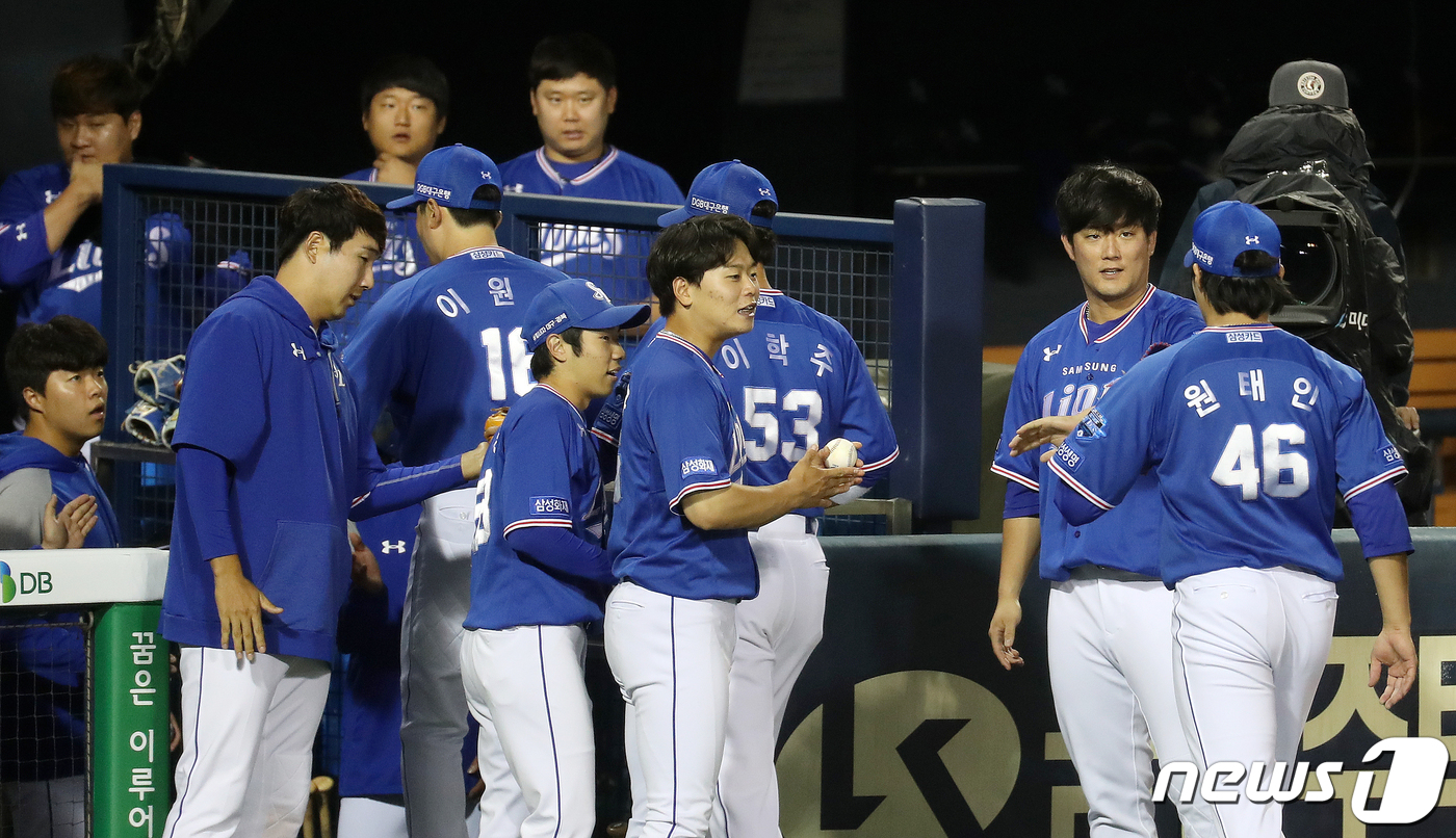 The Samsung Lions won 2-0 at the 2020 Shinhan Bank SOL KBO League LG and Kyonggi at Jamsil Stadium in Seoul on the 2nd.The Samsung Lions had 11 wins and 14 losses and LG had 16 wins and 8 losses.Samsung Lions Cole Hamels Won Tae-in has won three wins (1 loss) of the season with seven innings, five hits, and three strikeouts without strikeouts.LG Cole Hamels Lee Min-ho also pitched well with two runs in seven innings, five hits, two walks and seven strikeouts, but lost his first loss of the season (one win) due to a slump in the batting lineup.Samsung Lions Saladino continued his recent rise with two RBIs and two RBIs in four at-bats, including two RBIs in the first inning.The Samsung Lions hit a two-run hit in the first inning when Saladino reached the fence next to left fielder in the first inning with a right-handed hit by Kim Sang-soo and a walk by Park Chan-do.Saladino was in-N-Out Burger after greedy to third baseAnd this score was the only score for Kyonggi on the day.The Samsung Lions have since failed to save several chances, but Won Tae-in could keep up the lead by blocking the opponents batting line with a scoreless pitching on the mound.The Samsung Lions kept the lead to the end, with Choi Ji-kwang in the eighth inning and Woo Kyu-min in the ninth inning without a run.On the other hand, LG maintained well without an additional point in the seventh inning despite Lee Min-hos run in the first inning, but the batting line was silent.Especially, I was sorry for the chance at the end of the fourth inning.Kim Hyun-soo and Chae Eun-sung hit a consecutive hit to take first and second bases, but Roberto Ramos, who was expected to strike out, struck out and Kim Min-sung and Oh Ji-hwan flew in-N-Out Burger with consecutive outfield flying balls.LG failed to reach the Samsung Lions mound after that and was defeated without bringing any chance.LG Lee Min-ho also scored two runs in seven innings, his first loss in silence.