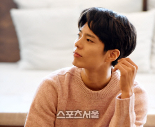 Park Bo-gum took the test and interview for the Navy Disease in August 2020 at the Navy headquarters in Gyeryong-si, Chungnam Province on the 1st.If you pass, you will wear Navy suit on August 31st.Park Bo-gum supported keyboard disease and was verified for Piano performance and singing skills at Navy headquarters on the 1st, the JoongAng Ilbo reported on the 2nd.Park Bo-gum, who has dreamed of being a singer as well as singing Piano, also sang the drama OST and appeared as a pianist on Lee Seung-cheols stage in KBS2 You Hee-yeols Sketchbook recently broadcast.It was common to see Park Bo-gum singing Piano directly at fan meetings, and as such, passing military musicians is likely to take place unless there is any other reason.We showed our level of Piano performance, and if there is no reason for disqualification, it is highly likely to pass, a military official told the JoongAng Ilbo.Park Bo-gums entry into the military was announced once in March, when Park Bo-gums agency denied the summer admission, saying, I did not receive a notice of entry.However, Park Bo-gum was confirmed to have issued a direct support letter to the Military Manpower Administration during the recruitment period of the Navy bottle in August 2020, which took place from 1 to 13 last month.I understand that I didnt tell my own company, and my father was from Navy, so I was affected, a source familiar with the situation added.The acceptance of Park Bo-gum will be overshadowed on the 25th; if Park Bo-gum passes, he will be admitted to the 669th course of Navys disease at 2 p.m. on August 31.The training camp is the Navy Basic Military Training Group of the Navy Education Command in Jinhae, South Gyeongsang Province, and will be discharged at the end of April 2022 after a total of 20 months of service, including six weeks of basic training.Meanwhile, there are also significant entertainment figures who went through military bands: Singer You Hee-yeol, one of Park Bo-gums favorite seniors in the entertainment industry, is from Navy military band.In addition, Actor Jo In-sung is an air force military officer, Super Junior Shindong and Sungmin are army military soldiers