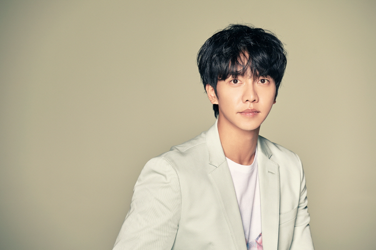 Actor Lee Seung-gi has confirmed the casting of TVN new drama Mouse as a new police officer Jung Barm.The TVN new drama Mouse (Choi Ran-Hyeon) to be broadcast in the first half of 2021 starts with the question, If you can select Bereavement from your mothers stomach through fetal genetic testing, and if the child in your stomach is Bereavement, you will have the child.Lee Seung-gi plays the role of a right young man, Jung Barm, who is confronted with injustice as a new police officer at the police box in Mouse.In the drama, Jungbam is a person who is destined to change his life after a confrontation with a natural bereavement murderer who has terrorized the whole country.Following the action genre that got a hot response from Bond, it is going to renew another life with a different genre called Bereavement story.Above all, Lee Seung-gi has been trying to transform himself through various characters such as Brilliant Heritage, Ducking to Hearts, Kuga no Seo, and Hwa Yugi after he stepped into acting as a Especially, in the previous work Bear Bond, not only the delicate and dense emotional acting but also the high-level action was completely digested, and the praise of alternative Lee Seung-gi was obtained and proved the wide acting power of the spectrum.Lee Seung-gi, who has a reputation as a acting actor with his versatile charm, is raising expectations about what kind of new police officer Jungbarm Character will be.The production team said, Mouse contains a unique material that is completely different from the drama that has been based on Bereavement so far. Lee Seung-gi, who has shown unique charisma and strong charm in various fields, I would like to ask for your interest. Meanwhile, TVNs new drama Mouse will be broadcast in the first half of 2021.