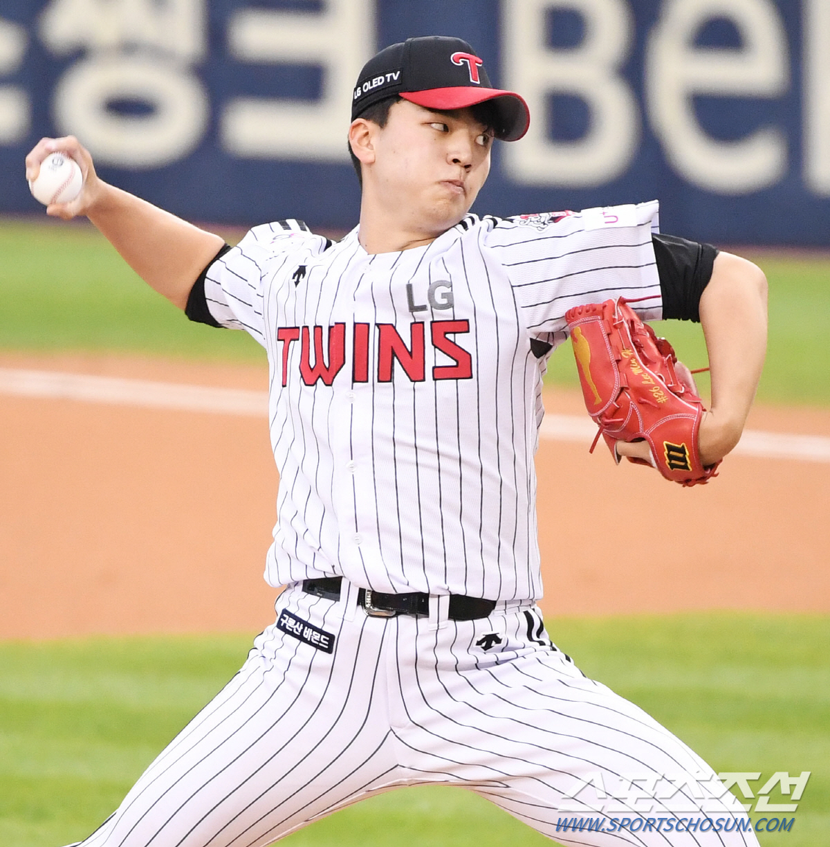 Lee Min-ho, a high school graduate of LG Twins, continued to grow with his second start-up.Lee Min-ho started the home game against the Samsung Lions Lions at Jamsil-dong on Sunday, allowing 5 Hit in seven innings and allowing two runs before going down the Mound.Lee Min-ho made his first start against the Samsung Lions in Deagu on the 21st of last month and won the victory with a 513 innings 1 Hit 4 walks and no runs.At that time, Ryu Jung-il was an impressive selection debut game that made headlines by stroking Lee Min-hos head down Mound and raising his thumb.Lee Min-ho, who was excluded from the first-team entry the next day due to the teams Rotation strategy, returned to the day and started again against the Samsung Lions.Lee Min-ho, who gave up two points in the first inning, was shaken by the opponents starter Won Tae-in, but soon found stability and achieved his first quality start.He had 100 pitches, and three four sand dunes and seven Striking.He showed his ability to upgrade to a starting pitch by throwing a fastball up to 150 km, a cutter around 140 km, a slider and a curve.The start was not good due to anxiety. The difference between strike and ball was so large that 28 pitches were high.Lee Min-ho, who gave up a hit in front of right fielder Kim Sang-su, hit a first and second runners with Park Chan-do on walks.Tyler Saladino, who is proud of his recent hitting sensation, scored two runs with a 120-kilometer curve thrown from the ball count 2B2S in the middle and a two-run double through the left side of the third baseman.But when Saladino was greedy to third base, Lee Min-ho grabbed Lee Won-seok as first baseman fly ball and Hak-ju Lee as a rookie striking and found stability.Lee Min-ho threw nine balls in the second inning to cook all Kim Dong Yub Lee Sung-Gyu Kang Min-ho with a bumper.In the third inning, Kim Sang-su gave up a heavy hit to Kim Sang-su and a left-handed double to Saladino after the second inning, and then moved to second and third bases, and then turned Lee Won-seok to 148km straight to Striking.Lee Min-ho, who held the fourth-time leader Hak-ju Lee with a swinging streak, sent Kim Dong Yub out with a fit ball, but finished the inning with Kim Dong Yub, who attempted to steal second base at Kang Min-hos plate after handling Lee Sung-Gyu with a center field fly.Even in the fifth inning, still two points behind, Lee Min-ho was stable.He used curves, cutters and fastballs evenly and cooked Kang Min-ho Kim Hun-gon Kim Sang-su with three batters.The top spot was the sixth inning, with Park Chan-do in the lead being shaken by straight walks.However, Lee Min-ho handled Saladino, who had taken 2 Hit earlier, with a 129km forkball to swing Striking, then led Lee Won-seok to a body cutter to play a rookie Striking, Hak-ju Lee to a second baseman grounder and lightly blocked the innings.