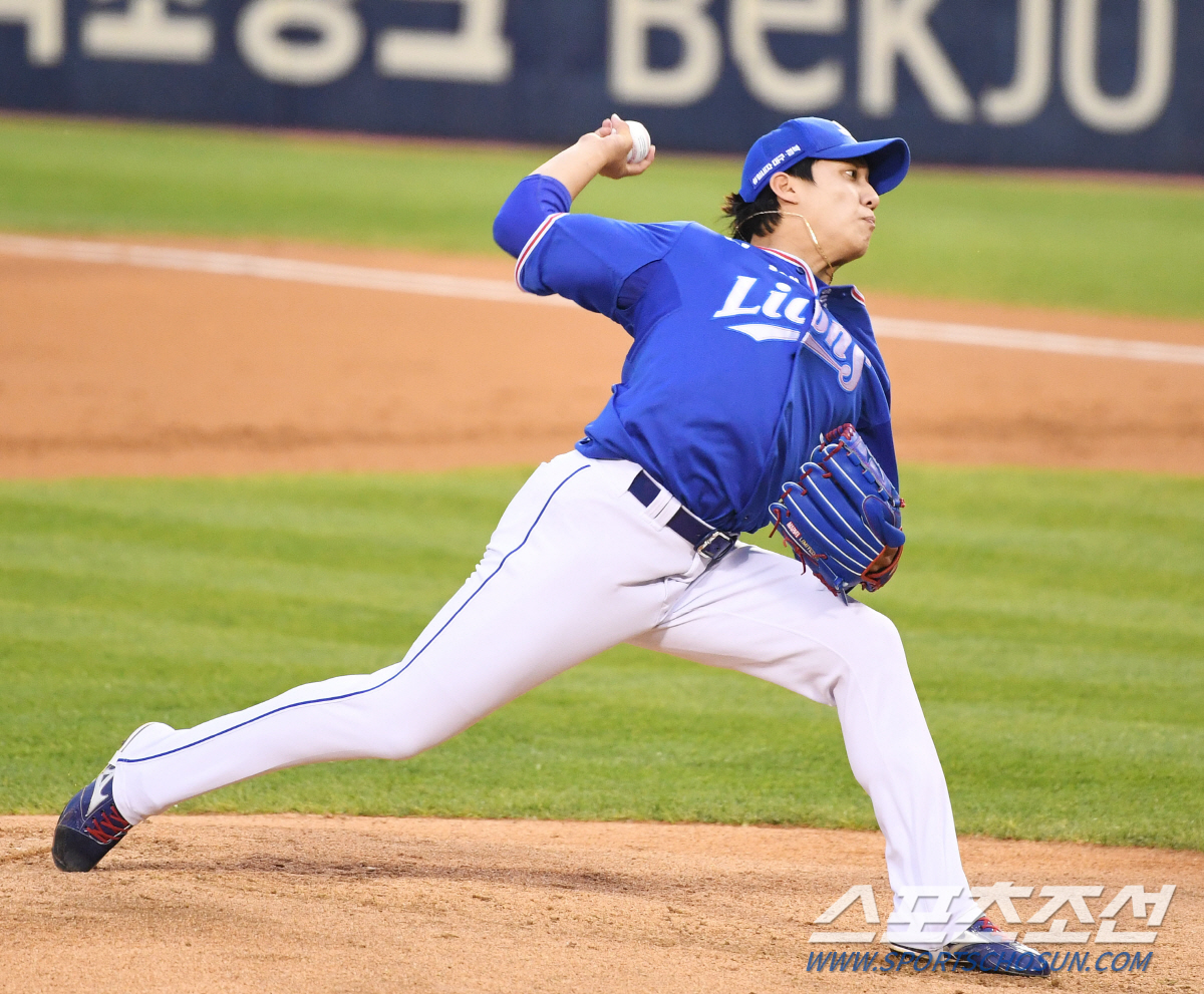 A return match in 12 days, two Luxury pitchers of the two Youngs embroidered the Jamsil-dong bee.LG Twins rookie Lee Min-ho (19) and Samsung Lions Lions second-year Won Tae-in (20) faced off for the second time in the season at Jamsil-dong Stadium on the 2nd.In his first meeting at Deagu on the 21st of last month, Lee Min-ho won the victory with one hit in 513 innings, and Won Tae-in became a losing pitcher with two runs in seven innings.However, in 12 days, Won Tae-in succeeded in playing the game with the result of moving the place to Jamsil-dong.But Luxurys pitching between the two remained.Lee Min-ho was overwhelmed by giving up two points in the first inning, but he blocked additional runs until the seventh inning and recorded his first quality start with two brilliant pitches with seven hits and seven strikeouts in seven innings.Won Tae-in cooked the LG batting lightly this time, and continued his quality start+ for the last three games with five hits and no runs in seven innings.The Samsung Lions, who played the game of Won Tae-in, won the game with a 2-0 victory over LG.Lee Min-ho allowed two hits and one walk in the bottom of the first inning, allowing two runs.Lee Min-ho, who had a hit in front of the right fielder and Park Chan-do on the walk, was hit by a second and second baseman, and Tyler Saladino, who is proud of his hitting sense, was hit by a second baseman who hit a second baseman with a 120-kilometer curve thrown from the ball count 2B2S in the middle.However, Lee Min-ho later gave up only sporadic hits and walks, showing off his outstanding performance and subduing the Samsung Lions batting line; the winning streak was six innings.The situation is shaking as Park Chan-do is sent to straight walks.However, Lee Min-ho struck out Saladino, who had taken two hits earlier, with a 129-kilometer forkball, struck out Lee Won-seok with a body cutter, and Lee Hak-joo with a second baseman grounder.In the seventh inning, Kim Dong-yeops left-handed hitter struck out Lee Sung-gyu and then Kang Min-ho dropped to a low curve to lead shortstop.Won Tae-in was impressive with a perfect control that did not give up a single four-stroke, all five hits were hit by a change ball, and the ball tip and ball ball of the fastball effectively worked.Won Tae-in was hit by Kim Hyun-soo and Chae Eun-sung in the fourth inning with a 2-0 lead.However, Roberto Jordi Alba was thrown with a 147km fastball with a low strike outside and struck out a swing, then Kim Min-sung and Oh Ji-hwan were handed over to the outfield fly in succession.Since then, LG hitters have been more overwhelmed by Won Tae-in.Won Tae-in gave up a left-handed hit to leading Jordi Alba in the seventh after blocking the fifth and sixth innings, but Kim Min-sung finished second baseman Bodsalta and Oh Ji-hwan with a left fielder.
