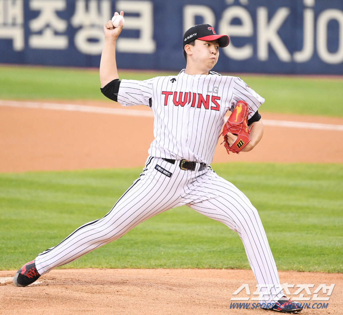 A return match in 12 days, two Luxury pitchers of the two Youngs embroidered the Jamsil-dong bee.LG Twins rookie Lee Min-ho (19) and Samsung Lions Lions second-year Won Tae-in (20) faced off for the second time in the season at Jamsil-dong Stadium on the 2nd.In his first meeting at Deagu on the 21st of last month, Lee Min-ho won the victory with one hit in 513 innings, and Won Tae-in became a losing pitcher with two runs in seven innings.However, in 12 days, Won Tae-in succeeded in playing the game with the result of moving the place to Jamsil-dong.But Luxurys pitching between the two remained.Lee Min-ho was overwhelmed by giving up two points in the first inning, but he blocked additional runs until the seventh inning and recorded his first quality start with two brilliant pitches with seven hits and seven strikeouts in seven innings.Won Tae-in cooked the LG batting lightly this time, and continued his quality start+ for the last three games with five hits and no runs in seven innings.The Samsung Lions, who played the game of Won Tae-in, won the game with a 2-0 victory over LG.Lee Min-ho allowed two hits and one walk in the bottom of the first inning, allowing two runs.Lee Min-ho, who had a hit in front of the right fielder and Park Chan-do on the walk, was hit by a second and second baseman, and Tyler Saladino, who is proud of his hitting sense, was hit by a second baseman who hit a second baseman with a 120-kilometer curve thrown from the ball count 2B2S in the middle.However, Lee Min-ho later gave up only sporadic hits and walks, showing off his outstanding performance and subduing the Samsung Lions batting line; the winning streak was six innings.The situation is shaking as Park Chan-do is sent to straight walks.However, Lee Min-ho struck out Saladino, who had taken two hits earlier, with a 129-kilometer forkball, struck out Lee Won-seok with a body cutter, and Lee Hak-joo with a second baseman grounder.In the seventh inning, Kim Dong-yeops left-handed hitter struck out Lee Sung-gyu and then Kang Min-ho dropped to a low curve to lead shortstop.Won Tae-in was impressive with a perfect control that did not give up a single four-stroke, all five hits were hit by a change ball, and the ball tip and ball ball of the fastball effectively worked.Won Tae-in was hit by Kim Hyun-soo and Chae Eun-sung in the fourth inning with a 2-0 lead.However, Roberto Jordi Alba was thrown with a 147km fastball with a low strike outside and struck out a swing, then Kim Min-sung and Oh Ji-hwan were handed over to the outfield fly in succession.Since then, LG hitters have been more overwhelmed by Won Tae-in.Won Tae-in gave up a left-handed hit to leading Jordi Alba in the seventh after blocking the fifth and sixth innings, but Kim Min-sung finished second baseman Bodsalta and Oh Ji-hwan with a left fielder.