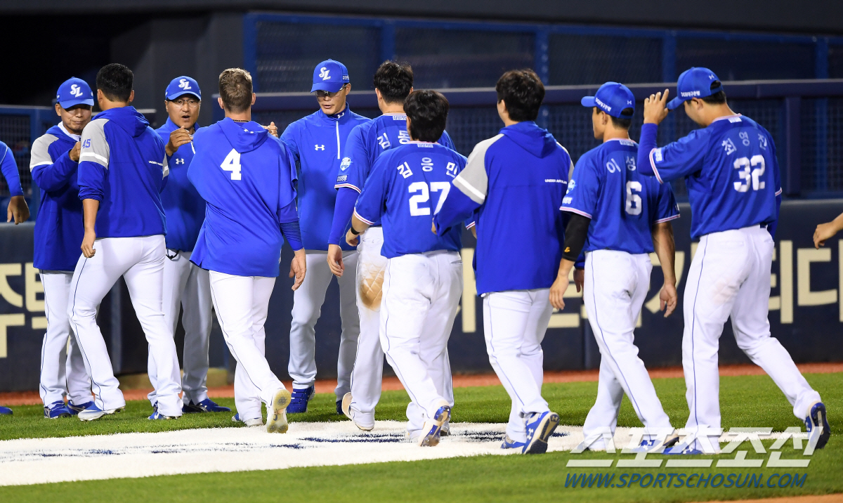 A return match in 12 days, two of the luxury pitchers of the two Youngguns embroidered the Jamsil-dong bee.LG Twins rookie Lee Min-ho (19) and Samsung Lions Lions second-year Won Tae-in (20) faced off for the second time in the season at Jamsil-dong Stadium on the 2nd.In his first meeting at Deagu on the 21st of last month, Lee Min-ho won the victory with one hit in 513 innings, and Won Tae-in became a loser with two runs in seven innings.However, in 12 days, Won Tae-in succeeded in playing the game with the result of moving the place to Jamsil-dong.But the luxury Pitcher exhibition between the two remained.Lee Min-ho was overwhelmed by giving up two runs in the first inning, but he blocked additional runs until the seventh inning and scored his first quality start with a brilliant pitch of seven innings, five hits, seven strikeouts and two runs.Won Tae-in cooked the LG batting lightly this time, and continued his quality start+ for the last three games with five hits and no runs in seven innings.The Samsung Lions, who played the game of Won Tae-in, won the game with a 2-0 victory over LG.Lee Min-ho allowed two hits and one walk in the bottom of the first inning, allowing two runs.Lee Min-ho, who was in crisis with first and second bases of the Moussa, sent a hit in front of right fielder Kim Sang-su and Park Chan-do to walk, and recently hit Tyler Saladino, who is proud of his hitting sense, with a 120-kilometer curve thrown from the ball count 2B2S in the middle, ...However, Lee Min-ho later gave up only sporadic hits and walks, showing off his outstanding performance and subduing the Samsung Lions batting line; the winning streak was six innings.The situation is shaking as Park Chan-do is sent to straight walks.However, Lee Min-ho struck out Saladino, who had taken two hits earlier, with a 129-kilometer forkball, struck out Lee Won-seok with a body cutter, and Lee Hak-joo with a second baseman grounder.In the seventh inning, Kim Dong-yeops left-handed hitter struck out Lee Sung-gyu and struck out Kang Min-ho with a low curve to shortstop.Won Tae-in was impressive with a perfect control that did not give up a single four-stroke, all five hits were hit by a change ball, and the ball tip and ball ball of the fastball effectively worked.Won Tae-in was hit by Kim Hyun-soo and Chae Eun-sung in the fourth inning with a 2-0 lead.However, Roberto Jordi Alba was thrown with a 147km fastball with a low strike outside and struck out a swing, then Kim Min-sung and Oh Ji-hwan were handed over to the outfield fly in succession.Since then, LG hitters have been more overwhelmed by Won Tae-in.Won Tae-in gave up a left-handed hit to leading Jordi Alba in the seventh after blocking the fifth and sixth innings, but Kim Min-sung finished second baseman Bodsalta and Oh Ji-hwan with a left fielder fly ball and finished the inning.