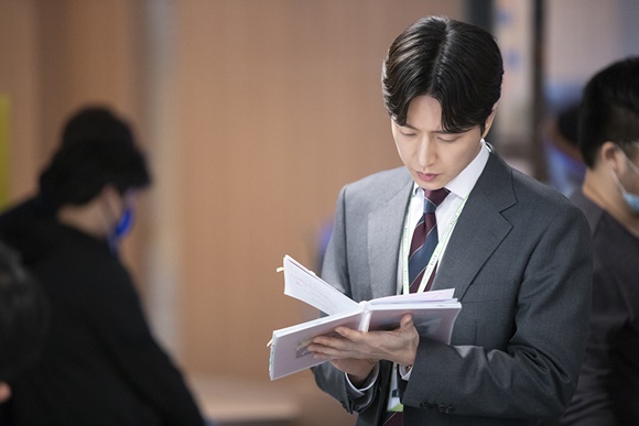 The script master is Actors Destiny; the male lead, Park Hae-jin, of MBCs Lame Intern, who ranks first in the tree drama, was no exception.On the 2nd, Park Hae-jins Lame Inter film scene behind-the-scenes photos were released. Park Hae-jin in the photo is all looking at the script.I feel a special passion for Acting in his way of knowing the script during the break time for meticulous character analysis without being conscious of the surroundings.Park Hae-jin said in a number of interviews that you have to fully understand the script and come into rehearsals to digest the adverb or director.As if to keep his words, he is making efforts to make the best character by simply hot the script on the set.Meanwhile, Lame International is an office comedy drama depicting a change revenge of a man who has become the worst manager of the worst team as a subordinate.Kim Eung-soo, along with Park Hae-jin, is showing good synergy.