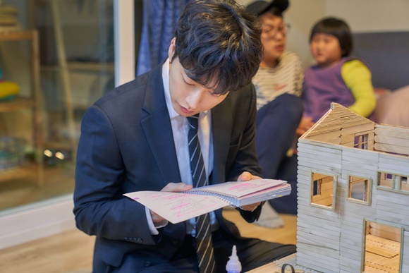 The script master is Actors Destiny; the male lead, Park Hae-jin, of MBCs Lame Intern, who ranks first in the tree drama, was no exception.On the 2nd, Park Hae-jins Lame Inter film scene behind-the-scenes photos were released. Park Hae-jin in the photo is all looking at the script.I feel a special passion for Acting in his way of knowing the script during the break time for meticulous character analysis without being conscious of the surroundings.Park Hae-jin said in a number of interviews that you have to fully understand the script and come into rehearsals to digest the adverb or director.As if to keep his words, he is making efforts to make the best character by simply hot the script on the set.Meanwhile, Lame International is an office comedy drama depicting a change revenge of a man who has become the worst manager of the worst team as a subordinate.Kim Eung-soo, along with Park Hae-jin, is showing good synergy.