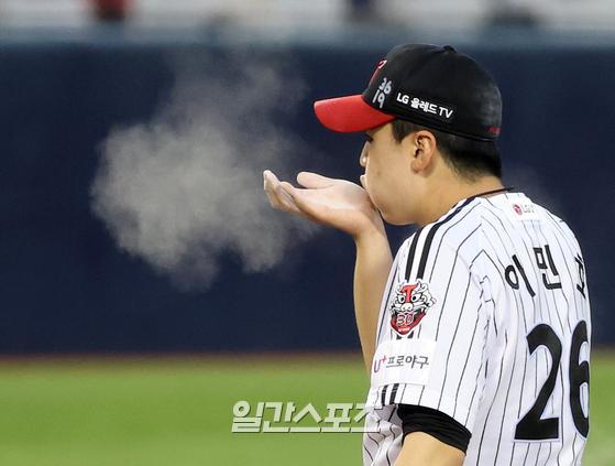 The 2020 professional baseball KBO League LG Twins and the Samsung Lions were held at Seoul Jamsil Baseball Stadium on the afternoon of the afternoon.Lee Min-ho, who allowed a double to Saladinoga in the second inning in the third inning, is disappointed with the rosin.Lee Min-ho, lets fly with regret