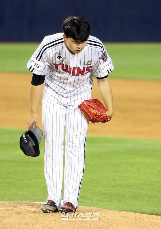 The 2020 professional baseball KBO League LG Twins and the Samsung Lions were held at Seoul Jamsil Baseball Stadium on the afternoon of the afternoon.Lee Min-ho, who hit a ball with one out Kim Dong Yub in the fourth inning, apologizes for first base.Lee Min-ho to apologise to Kim Dong Yub
