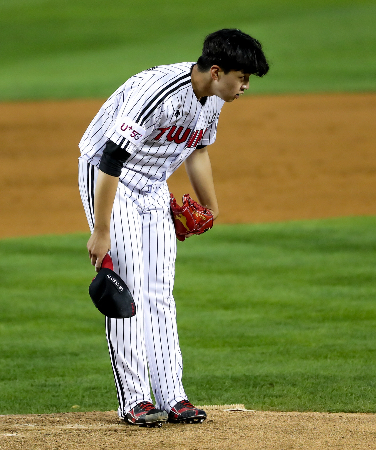 LG Twins Lee Min-ho is throwing a ball and apologizing to Kim Dong Yub in the fourth inning against the SOL KBO League Samsung Lions Lions at the Jamsil-dong Baseball Park in Seoul on the 2nd.2020.06.02