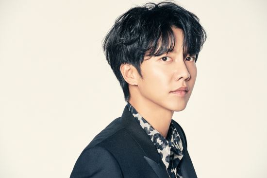 TVNs new drama Mouse, which will be broadcast in the first half of 2021, is a story that starts with the topic of if you can select Bereavement from your mothers stomach through fetal genetic testing, and if the child in your stomach is Bereavement, you will have the child.Lee Seung-gi plays the role of a right young man, Jung Bah-rum, who is against injustice as a new Kban police officer in Mouse, and challenges the previous character.In the drama, Jungbam is a person who is destined to change his life after a confrontation with a natural bereavement murderer who has terrorized the whole country.Following the action genre, which received a hot response from Bond, the character will be transformed into another different genre called Bereavement Story.Above all, Lee Seung-gi has built up a solid career by trying to transform through various characters such as Brilliant Heritage, Ducking to Hearts, Kuga no Seo, and Hwa Yugi after stepping into acting as a In particular, in his previous work, Bond, he has fully digested not only the delicate and dense emotional acting but also the high-level action, and has earned the praise of alternative Lee Seung-gi and proved his broad acting ability.Lee Seung-gi, who has a reputation as an acting actor with his versatile charm, adds to his curiosity about what the new constable Jung-reum character will look like, going between warmth and cold.The movie Mouse contains a unique material that is completely different from the drama that has been based on Bereavement, said the production team. I would like to ask for your interest in what kind of acting will be transformed through Jung Barms role, which has shown unique charisma and strong charm in various ways. The TVN new drama Mouse will be broadcast in the first half of 2021. ...Photos: Hook Entertainment
