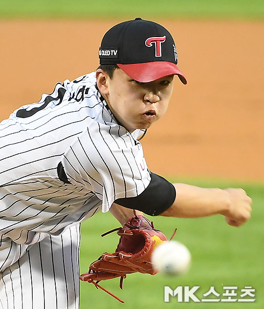 On the 2nd, 2020 professional baseball Samsung Lions Lions and LG Twins game were held at Seoul Jamsil-dong Stadium.LG starter Lee Min-ho is struggling.