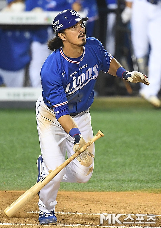 Tyler Saladino, 31, turned around. No, is he going to be in place? Showing off his power, making the lions legions firepower hot.Saladino, once considered an exit candidate with Taylor Motor (formerly Kiwoom) due to ball and water anxiety, is now the most formidable Samsung Lions hitter.The Samsung Lions player, who was also the most prominent in Junes first Kyonggi, was Saladino.His hit is not surprising: he was the leading player in the winning series (two wins and one loss) for the lead NC and Deagu three-game series (May 29-31).He went 11-for-7 with one homer and five RBIs in the three-game series.Were going a little bit in place, heo Sam-yeong said of Saladino, but were hitting with balance, not force.Also, I think I have adapted well to the strike zone of the KBO league. Saladinos batting streak continued through June; he hit a curve by Lee Min-ho in the first inning at first and second bases, sending him two RBI doubles, the score going 0-0 to 2-0.And Kyonggi hasnt changed to the end.High school rookie pitcher Lee Min-ho pitched well with two runs in seven innings and seven strikeouts. Five hits. Two hits.The batter who hit two long hits against Lee Min-ho was Saladino.Saladino hit a ball to the left of the outfield in the second inning, also hitting the right of second and third bases in the third inning; this time he hit a cutter by Lee Min-ho; 4 Kyonggi consecutive multi-hits.He then went two more at-bats but failed to add a hit, but in the sixth inning he also hit a foul or a big hit, the most difficult hitter Lee Min-ho had to deal with.Saladinos season batting average, which was a .1 hitter four days ago, soared to 0.265.Lee Min-ho failed to stop Saladino, so he recorded his first quality start and saw the bitter taste of his first defeat.Won Tae-in, who blocked seven innings without a run, scored his third win of the season, cursing a defeat 12 days ago; Won Tae-ins ERA fell to 2.45 from 3.12.The Samsung Lions, who beat LG 2-0, set the stage for a mid-level leap with 11 wins and 14 losses.6th-placed Lotte Mart (11 wins, 13 losses) and the ride narrowed to 0.5 Kyonggi.Meanwhile, on the 3rd, Kyonggi announced that LG will be Casey Kelly and Samsung Lions will be Hur Yoon-dong as starters.