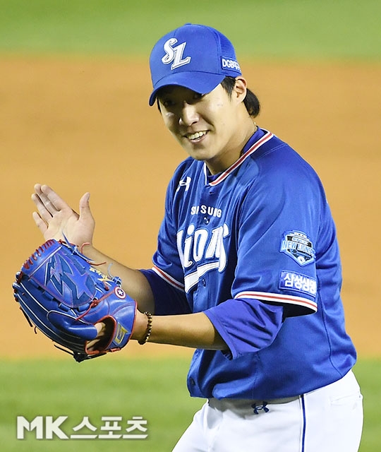 Young-guns Pitcher was beautiful, but the burden of his second-year senior cannot be said.Still, in the first year junior and third Battle, I laughed.On the 2nd, KBO League Jamsil-dong Kyonggi was noted for his Battle of Won Tae-in (20 and Samsung Lions) and Lee Min-ho (19 and LG).It was a reBattle in 12 days after Deagu Kyonggi on 21 May; the score was 2-0 again, as it happened, and the team that scored two points in the first inning won again.However, the winner changed: this time, the Samsung Lions and Won Tae-in laughed.Won Tae-in blocked seven innings with five hits and three strikeouts; his third win of the season (1 loss); and his third in the ERA category with 2.45.Lee Min-ho became the first pitcher to play back-to-back with two runs in seven innings; Lee Min-ho threw well but Won Tae-in threw better.Today (Won) Tae-in made a really nice pitch, throwing well with confidence in the lead of catcher Kang Min-ho and the support of his teammates, said Heo Sam-yeong.It was a bout of pride due to good-will competition. After Kyonggi, I was exhausted.I had two wins against rookie Pitcher (Kt on May 15 and Lee Min-ho against LG on May 21). I wanted to win this time.I only joined the team a year ago, but I am glad that I wanted to play a good pitch like my seniors. Last year, I had a high hit percentage (0.375) against LG, but it was a battle that was mainly focused on fastballs, not change balls.After deliberately throwing the ball high and dragging the count in favor, the out-course fastball was decided as a decision ball, and the average restraint of the fastball increased because it increased the amount of training for the off-season and played catchball.I am very grateful to coach Jung Hyun-wook for his advice. The two young Pitchers pitches seemed to be burning, and there was such a tight tension. Won Tae-in said, (Lee) Minho threw the ball really well.Im more excited about seeing my opponent Pitcher, so I could be a good fight, and Ive prepared a lot because I dont want to lose.Bo was two games that were fun: Won Tae-in and Lee Min-hos expectation for the third Battle is bound to grow.Won Tae-in was surprised by this story. No, I want to stop fighting.