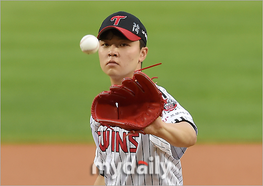 LG rookie Lee Min-ho (19) recorded his first professional debut, Quality Start Plus (QS+) this time.Lee Min-ho made his debut as a starter in the fourth game of the season against the SOL KBO League Samsung Lions of Shinhan Bank in 2020 at Jamsil-dong Stadium on the 2nd.Lee Min-hos second professional debut.Lee Min-ho, who had already taken his first victory in the Deagu Samsung Lions on the 21st of last month with a 513 innings without a run, played against the Samsung Lions in the game.Cholbal wasnt very good. He hit a right-handed hitter Kim Sang-su in the first inning and gave Park a walk.Tyler Saladino, who has a hot hitting feeling in the first and second bases of the Musa, has a two-run double on the left-wing line.After that, when Lee Won-seok first gave up two balls, coach Choi Il-eon Pitcher visited Mound to calm Lee Min-ho, and Lee Min-ho caught Lee Won-seok as a first baseman, and Lee Hak-joo gave up three consecutive balls and seemed to shake, but three strikes were put in and finished without additional runs. ...Lee Min-ho, who finished with nine balls against Kim Dong Yub, Lee Sung-Gyu and Kang Min-ho in the second inning, hit a heavy hit in Kim Sang-su in the third inning, a left-handed double in Saladino, but hit a two-out, two-out, two-out Danger, Seu-ha didnt lose points either.In the fourth inning, Kim Dong-Yub was sent to the ball, but Lee Min-ho, who found Kim Dong-Yubs second baseman attempt and led the tag out to second base, finished the fifth inning with a three-run homer, and gave up a straight walk to Park Chan-do in the sixth inning. He continued his scoreless march.Lee Min-ho, who threw 87 balls through the sixth, was also on the Mound in the seventh.Lee Min-ho, who hit the lead hitter Kim Dong Yub with a left-handed hitter, struck out Lee Sung-Gyu and cooked Kang Min-ho with a bogsalta that led to shortstop second baseman-1.Lee Min-ho, who filled 100 pitches in seven innings, left his first QS+ debut with two runs in five Hit three-sands.LG put Song Eun-beom on the Mound in the eighth inning, 0-2; Lee Min-hos victory was not there.