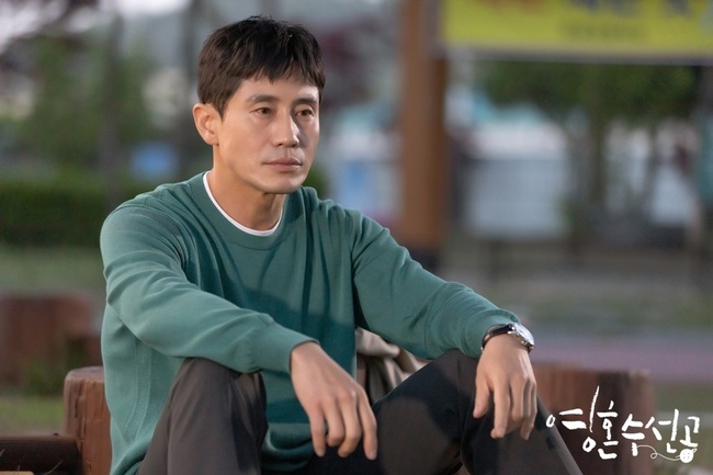 Will soul-spoon Shin Ha-kyun save his junior Physician Andong Station, who is in a swamp of despair?KBS 2TV Tree Drama The Soul Water Master (playplay This Effects us/direction Yu Hyon here/production monster Rugby union) released the image of Lee Si-jun (Shin Ha-kyun), who saves The Resident Noh Woo-jung (Andong Station District) from the swamp of despair on June 2.The soul-su-sun-gong is a mental prescription that tells the story of psychiatrists and Physicians who believe that they are not treating people who are sick.Shin Ha-kyun, Jung So-min, Tae In-ho, Park Ye-jin and other Acting Actors have been working together to tell the heartwarming stories of Shin Ha-kyun, Jung So-min, Tae In-ho and Park Ye-jin. Ill give you.Friendship is the person who plays the role of the head of the collimation team by the Resident three years.I usually admire the collimation and think that I want to be a good spirit and a Physician like the collimation, and the collimation also deeply trusts such friendship and boasts a strong old and old chemistry.In the meantime, the still show shows the collimation and friendship of secret conversation outside the hospital in plain clothes rather than Physician gowns.As it turned out, friendship fell into great despair with the unexpected incident, and the lesser collegial collegial became the soul ship of friendship.The collimator looks at the friendship of the hard face with a warm smile, and warms the hearts of those who see it with a comforting touch on their shoulders.In particular, the collimator will offer sincere advice as a hysician senior and life senior of friendship. Expectations are growing about what the collimation will be, as well as friendship, to impress viewers.Park Su-in