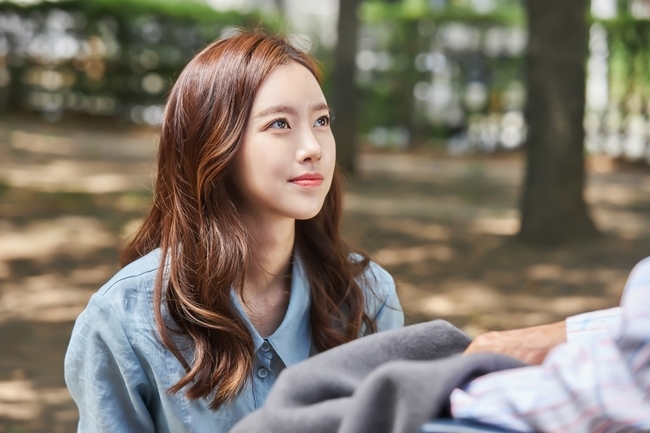 In Bone Again, a situation of emergency is encountered for Jin Se-yeon.In KBS 2TVs drama Bon Again (playplay by Jung Soo-mi/director Jin Hyung-wook, Lee Hyun-seok/produced UFO Production, Monster Union), Intimacy Bin (Jin Se-yeon) is making people who fall into the trap of Jin Bum-in-woo (Jung In-gum) in the yellow umbrella murder case.On the June 2 broadcast, the official Woo, who was not known where he was, showed up again with the contact of Jang Hye-mi (Kim Jong-nan), which shocked him.In addition, tension is rising over what kind of catastrophe will be brought forward by the reunion of the womens and womens relatives, Gong In-woo and Baek Sang-ah (Isserel Boone).Therefore, Chun Jong-beom (the long-term person) is also working with Kim Soo-hyuk (Lee Soo-hyuk) to prepare for the fullness.In the photo, which is expected to be a trick of such a sophisticated public figure, he and Intimacy Bin are having a friendly time and catch their attention.Intimacy Bin and the meeting of the official actor amplifies the wonder, while Intimacy Bins thoughtful attitude adds to the anxiety as if he did not know his identity.However, the Intimacybin, who was pushing the wheelchair, suddenly collapsed on the floor and shocked.She has lost her mind for a while and she is worried about what happened to her, and that she did not do evil things by colluding with a white shark.In addition, Chun Jong-beom (Gong Yoo) hears important secrets from Intimacy Bins father Jung Sung-eun (Park Cheol-ho).The expression of Jung Sung-eun and surprised Chun Jong-bum (Gong Yoo), who are urgent to see what will happen to their daughter in advance, makes them realize the seriousness of the situation.kim myeong-mi
