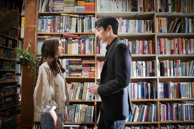 Lee Soo-hyuk visits Jin Se-yeon and shares a heartfelt hug.KBS 2TVs drama Bon Again (playplay by Jung Soo-mi/director Jin Hyung-wook, Lee Hyun-seok/produced UFO Productions, Monster Union) aired on June 1, with Kim Soo-hyuk (Lee Soo-hyuk) and Chun Jong-beom (Jang Ki-yong) starting to collaborate to reveal the true crime of the yellow umbrella murder, the starting point of all bad performances 32 years ago.Not only is the existence of Jin Bum-Kin-Woo (Jung In-Geum) revealed by the pieces of the puzzles that are inserted one by one, but the regret and love of the two men who tried to protect their beloved women in their past lives deepen in this present life, pointing to a place where the direction of melody is more unknown.In particular, Kim Soo-hyuk, who has been coexisting with the memory of former life Cha Hyung-bin (Lee Soo-hyuk) and the memory so far, confessed to Intimacybin (Jin Se-yeon) that he knew that he was the person who put you most dangerous.On the 2nd, Kim Soo-hyuk came back to Intimacy Bin and attention is focused on something that she carefully put in her hand.Above all, the old bookstore The Old Future is the place where two former life, Jung Ha-eun and Cha Hyung-bin shared memories together, and Intimacybin and Kim Soo-hyuk of the present life are meaningful places where they have confirmed each others hearts, which stimulates curiosity whether the two who stepped here will suffer another wave of emotion.kim myeong-mi