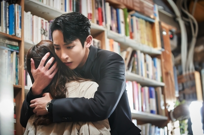 Lee Soo-hyuk visits Jin Se-yeon and shares a heartfelt hug.KBS 2TVs drama Bon Again (playplay by Jung Soo-mi/director Jin Hyung-wook, Lee Hyun-seok/produced UFO Productions, Monster Union) aired on June 1, with Kim Soo-hyuk (Lee Soo-hyuk) and Chun Jong-beom (Jang Ki-yong) starting to collaborate to reveal the true crime of the yellow umbrella murder, the starting point of all bad performances 32 years ago.Not only is the existence of Jin Bum-Kin-Woo (Jung In-Geum) revealed by the pieces of the puzzles that are inserted one by one, but the regret and love of the two men who tried to protect their beloved women in their past lives deepen in this present life, pointing to a place where the direction of melody is more unknown.In particular, Kim Soo-hyuk, who has been coexisting with the memory of former life Cha Hyung-bin (Lee Soo-hyuk) and the memory so far, confessed to Intimacybin (Jin Se-yeon) that he knew that he was the person who put you most dangerous.On the 2nd, Kim Soo-hyuk came back to Intimacy Bin and attention is focused on something that she carefully put in her hand.Above all, the old bookstore The Old Future is the place where two former life, Jung Ha-eun and Cha Hyung-bin shared memories together, and Intimacybin and Kim Soo-hyuk of the present life are meaningful places where they have confirmed each others hearts, which stimulates curiosity whether the two who stepped here will suffer another wave of emotion.kim myeong-mi