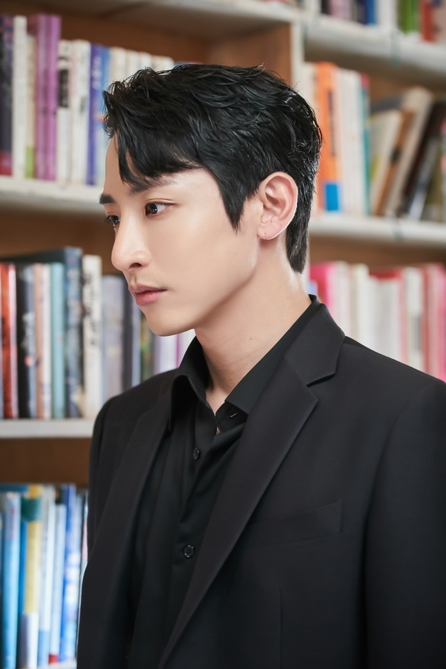 Lee Soo-hyuk visits Jin Se-yeon and shares a heartfelt hug.KBS 2TVs drama Bon Again (playplay by Jung Soo-mi/director Jin Hyung-wook, Lee Hyun-seok/produced UFO Productions, Monster Union) aired on June 1, with Kim Soo-hyuk (Lee Soo-hyuk) and Chun Jong-beom (Jang Ki-yong) starting to collaborate to reveal the true crime of the yellow umbrella murder, the starting point of all bad performances 32 years ago.Not only is the existence of Jin Bum-Kin-Woo (Jung In-Geum) revealed by the pieces of the puzzles that are inserted one by one, but the regret and love of the two men who tried to protect their beloved women in their past lives deepen in this present life, pointing to a place where the direction of melody is more unknown.In particular, Kim Soo-hyuk, who has been coexisting with the memory of former life Cha Hyung-bin (Lee Soo-hyuk) and the memory so far, confessed to Intimacybin (Jin Se-yeon) that he knew that he was the person who put you most dangerous.On the 2nd, Kim Soo-hyuk came back to Intimacy Bin and attention is focused on something that she carefully put in her hand.Above all, the old bookstore The Old Future is the place where two former life, Jung Ha-eun and Cha Hyung-bin shared memories together, and Intimacybin and Kim Soo-hyuk of the present life are meaningful places where they have confirmed each others hearts, which stimulates curiosity whether the two who stepped here will suffer another wave of emotion.kim myeong-mi