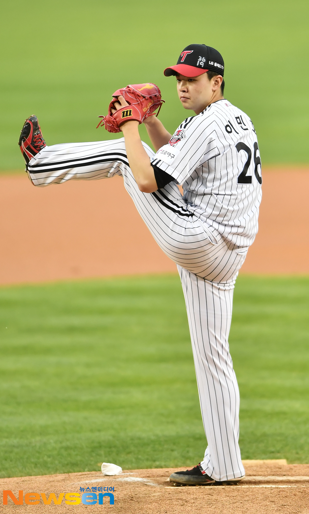 Lee Min-ho was a big hit.LG Twins Lee Min-ho pitched at the Samsung Lions Lions and Kyonggi in the 2020 Shinhan Bank SOL KBO League held at Jamsil-dong Stadium in Seoul on June 2.Lee Min-ho, who started at Kyonggi on the day, scored two runs in seven innings.Lee Min-ho pitched the most debut innings and also recorded his first quality start.Lee Min-ho allowed Hit to first-time leadoff hitter Kim Sang-su, who walked Park Chan-do to get a two-run double to Tyler Saladino.Saladino, who raced to third base, was caught by the defense and Lee Min-ho struck out Lee Won-Seok and Hak-ju Lee to finish the inning.In the second inning, Kim Dong Yub was hit by a fly ball, Lee Sung-Gyu was grounded, and Kang Min-ho was treated as a fly ball.In the third inning, Kim Hun-Gon was treated as a flying ball and allowed Hit to Kim Sang-su.Lee Min-ho, who struck out Park Chan-do, was also hit by a double by Saladino, who was on the verge of second and third bases with two outs, but finished the inning by striking out Lee Won-seok.In the fourth inning, he struck out Hak-ju Lee and allowed Kim Dong Yub to play.Lee Min-ho, who handled Lee Sung-Gyu, finished the innings by catching Kim Dong Yub with checks.In the fifth inning, Kang Min-ho was grounded, Kim Hun-Gon was floated, and Kim Sang-su was grounded.In the sixth inning, he gave up a walk to lead hitter Park Chan-do, but struck out Saladino and Lee Won-seok and blocked Hak-ju Lee with a grounder.Lee Min-ho also came to the Mound in the seventh inning and gave Hit to Kim Dong Yub, but struck out Lee Sung-Gyu and treated Kang Min-ho as a sickness.Ahn Hyung-joon / Pyo Myeong-jung
