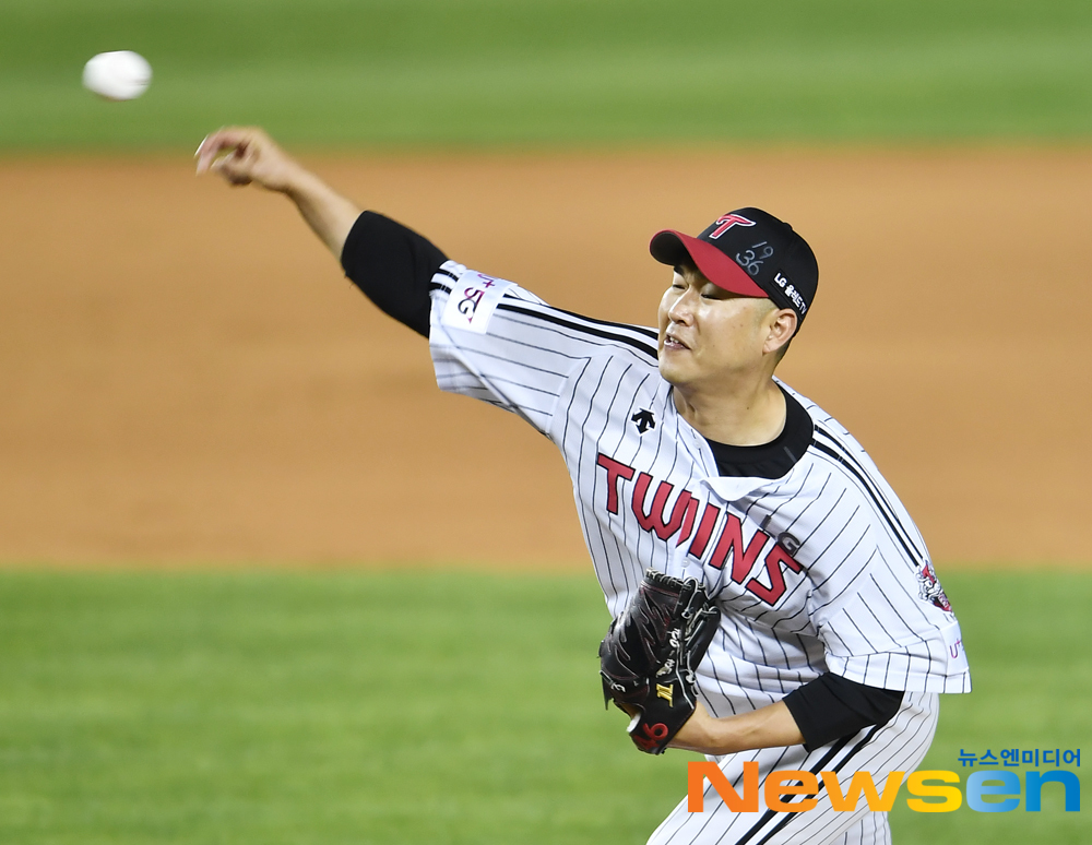 2020 Shinhan Bank SOL KBO League LG Twins vs Samsung Lions Lions game was held at Jamsil-dongBaseball park in Songpa-gu, Seoul on the afternoon of June 2.LG Song Eun-beom is throwing a relief ball in the eighth inning.Samsung Lions as starter Pitcher LG was Lee Min-ho.expressiveness