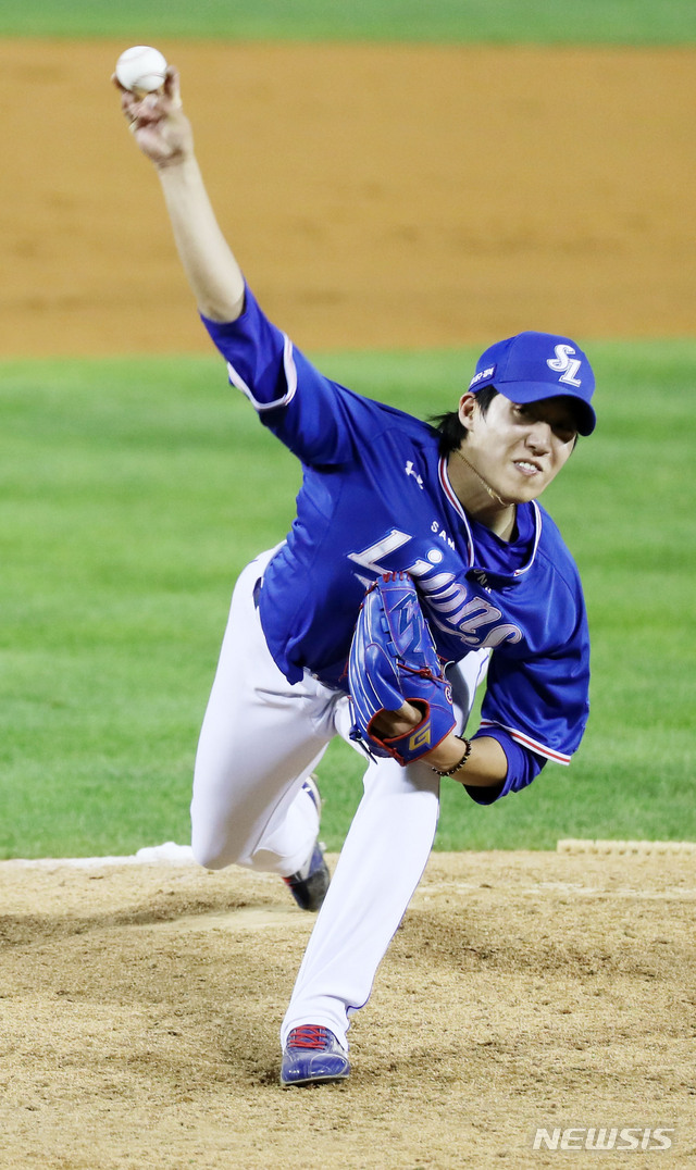 Won Tae-in started the first round of the 2020 Shinhan Bank Sol KBO League with LG at Jamsil Stadium on the 2nd, and he pitched five hits in seven innings and three strikeouts.The Samsung Lions are now 2-0 ahead in the eighth; if the Samsung Lions keep their lead, Won Tae-in will achieve his third win of the season (1 loss).Won Tae-in, who started against LG on the 21st of last month, faced Lee Min-ho, who was a losing pitcher even though he had two runs in seven innings and six hits (1 home run).It was the defeat that hit a two-run homer to LG Che Eun Seong in the bottom of the first inning; however, Won Tae-in showed his pitching without shaking until the seventh.Lee Min-ho had a 513 innings, 1 hit, 4 walks and no runs, and made his first victory in his debut.On that day, Kyonggi was in the opposite direction.Won Tae-in was given a support shot in the first inning with a two-run double by Tyler Saladino.Won Tae-in then kept the lead by two points with fastballs, changeups, sliders and curves in the mid to late 140 km/h, especially with heavy fastballs and control.Won Tae-in, who gave up only two hits in the third inning, was shaken by a series of hits to leading hitters Hyun-soo Kim and Che Eun Seong in the fourth inning.The planting-defying Won Tae-in led Roberto Ramos to strike out only by fastball.Kim Min-sung and Oh Ji-hwan were both treated as outfield flyers and handed over Danger.Won Tae-in changed to pitching mainly in the 5th change ball and handled Jung Joo-hyun, Yu Kang-nam and Kim Yong-in all with a bumper.He also climbed the mound in the sixth inning and caught Lee Chun-woong, Hyun-soo Kim, and Che Eun Seong all with outfield flying balls.Won Tae-in handled Oh Ji-hwan as a left fielder after catching Kim Min-sung with a double in front of second baseman in the seventh inning.Won Tae-in has taken down his season-average ERA to 2.45.Lee Min-ho was left to be disappointed to have lost his early Kyonggi pitching sense before finding it.Lee Min-ho hit a right-handed hitter Kim Sang-soo in the first inning and gave Park a walk to lead the first and second baseman.He immediately gave Saladino a two-run double and gave up the lead.Lee Min-ho, who had been stable since the first inning, effectively blocked the Samsung Lions line with fastballs, sliders, curves and forkballs approaching 150 km / h, but was not supported by the line.Lee Min-ho saved seven innings, five hits, two walks, seven strikeouts and two runs.The Samsung Lions put Choi Ji-kwang on the mound as the second pitcher in the eighth inning.The Samsung Lions are now 2-0 ahead in the eighth inning.