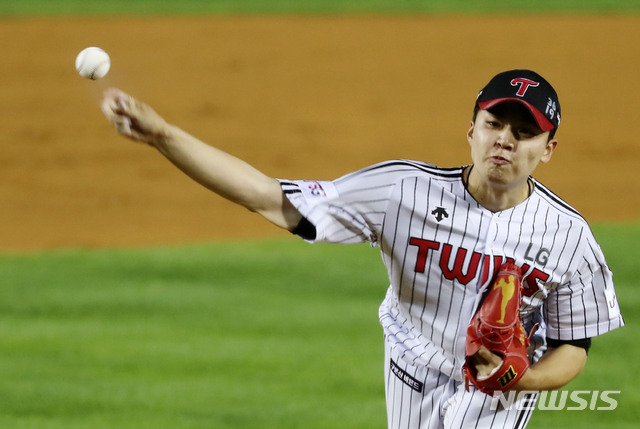 Won Tae-in was the winner of the 2020 Shinhan Bank KBO League in Jamsil Stadium on the 2nd, starting the Kyonggi away with LG, and scoring five hits in seven innings and three strikeouts.Won Tae-in achieved his third win of the season (1 loss), and his season ERA was lowered to 2.45.Won Tae-in, who started against LG on the 21st of last month, faced Lee Min-ho, who was a losing pitcher even though he had two runs in seven innings and six hits (1 home run).It was the defeat that hit a two-run homer to LG Che Eun Seong in the bottom of the first inning; however, Won Tae-in showed his pitching without shaking until the seventh.Lee Min-ho had a 513 innings, 1 hit, 4 walks and no runs, and made his first victory in his debut.On that day, Kyonggi was in the opposite direction.Won Tae-in was given a support shot in the first inning with a two-run double by Tyler Saladino.Won Tae-in then kept the lead by two points with fastballs, changeups, sliders and curves in the mid to late 140 km/h, especially with heavy fastballs and control.Won Tae-in, who gave up only two hits in the third inning, was shaken by a series of hits to leading hitters Hyun-soo Kim and Che Eun Seong in the fourth inning.The planting-defying Won Tae-in led Roberto Ramos to strike out only by fastball.Kim Min-sung and Oh Ji-hwan were both treated as outfield flyers and handed over Danger.Won Tae-in changed to pitching mainly in the 5th change ball and handled Jung Joo-hyun, Yu Kang-nam and Kim Yong-in all with a bumper.He also climbed the mound in the sixth inning and caught Lee Chun-woong, Hyun-soo Kim, and Che Eun Seong all with outfield flying balls.Won Tae-in handled Oh Ji-hwan as a left fielder after catching Kim Min-sung with a double in front of second baseman in the seventh inning.Won Tae-in has taken down his season-average ERA to 2.45.Lee Min-ho was left to be disappointed to have lost his early Kyonggi pitching sense before finding it.Lee Min-ho hit a right-handed hitter Kim Sang-soo in the first inning and gave Park a walk to lead the first and second baseman.He immediately gave Saladino a two-run double and gave up the lead.Lee Min-ho, who had been stable since the first inning, effectively blocked the Samsung Lions batting line with fastballs, sliders, curves and forkballs approaching 150 km / h, but he did not receive support from the batting line and wrote the bruise of defeat.Lee Min-ho was defeated for the first time in the season, even though he saved two runs with seven innings, five hits, two walks and seven strikeouts.The Samsung Lions kept Choi Ji-kwang and Woo Kyu-min in the eighth inning to win 2-0.