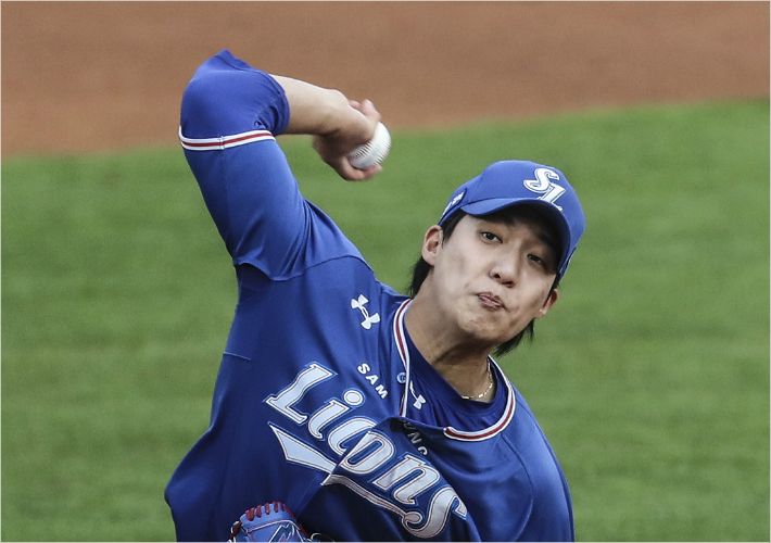 Won Tae-in led the team to a 2-0 victory in the Kyonggi away from the 2020 Shinhan Bank SOL KBO League LG Twins at Jamsil Stadium in Seoul on the afternoon of the afternoon.On this day, Kyonggi was noted from the start with Won Tae-in and Lee Min-ho (19), and two Young Guns Return matches.Lee Min-ho, who made his first start on the first stage in the first match of the two players in Deagu on May 21, won the victory.As if to avenge the day, the Samsung Lions hitters harassed LG Lee Min-ho from the beginning.Kim Sang-su, the lead hitter in the first inning, hit a right-handed hitter, followed by Park Sang-do with a walk and quickly became a first and second runner.Tyler Saladino, who has a good sense of hitting lately, hasnt missed the chance.Saladino pulled Lee Min-hos change ball to lead the team to a timely run to the side of third base, and Kim Sang-su and Park Chan-do were brought home to draw two RBIs.First he scored, but Lee Min-ho was not agitated; Lee Min-ho then stopped six innings without a run and did not give the Samsung Lions an extra score.Lee Min-ho came down the mound after pitching with two runs on five hits and seven strikeouts in seven innings; Lee Min-ho had the most 100 pitches of the season.He has scored five hits and three strikeouts in seven innings, tied the LG line up and won three wins (1 loss) in the season.The Samsung Lions bullpen secured a 2-0 victory over LG by keeping the two-point lead made in the first inning.The Samsung Lions started the mid-level entry into the mid-level with 11 wins and 14 losses in the season.