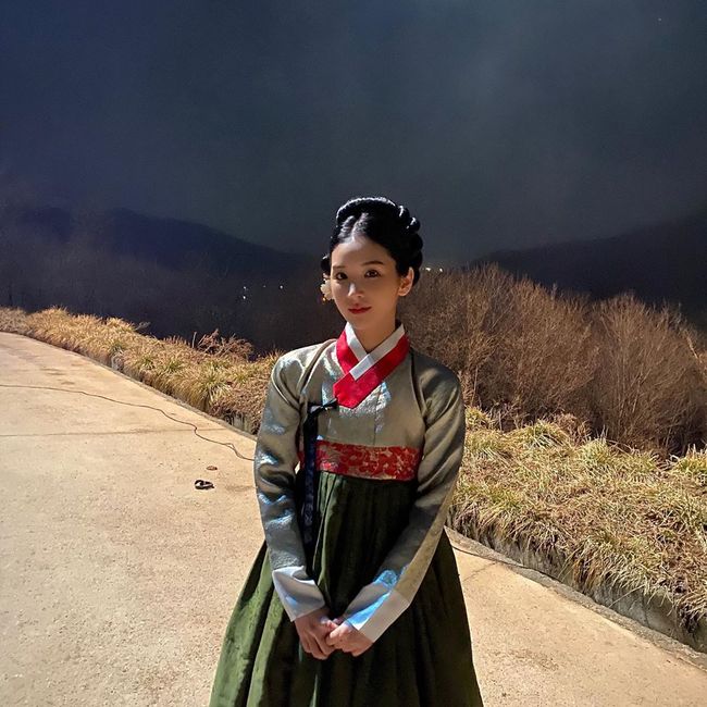 Actor Kang Seok-Woos daughter Kang Da-eun showed off her sweet figure.Kang Da-eun posted a picture and a picture of wind, cloud and rain on his Instagram on the 2nd.The photo shows Kang Da-eun waiting for the filming of Drama, who is dressed in hanbok and is showing off her beauty with a hair style.The appearance of the yangban house is impressive. The innocent atmosphere and the simple appearance shake the hearts of the viewers.On the other hand, Kang Dae-eun is the daughter of Actor Kang Seok-Woo, who appeared in SBS entertainment Take Care of Dad.Currently, TV drama Drama is playing Songhwa Station, which became a parasitic to raise the cost of showing off his brother in Wind, Storm and Rain.
