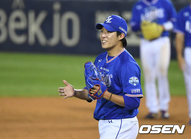 Samsung Lions second-year Won Tae-in and LG rookie Lee Min-ho played a wonderful start at Jamsil Stadium in Seoul on the 2nd.In Return Match after 12 days, this time Won Tae-in laughed.The two pitchers had a start-up match in Deagu on May 21; Won Tae-in pitched well with two runs in seven innings, six hits, two walks and six strikeouts, but became a losing pitcher.Lee Min-ho, who made his professional debut, made his debut with 513 innings, 1 hit, 4 walks and no runs. LG won 2-0.After 12 days, he moved the place to Jamsil Stadium and rematched. Lee Min-ho missed the first-team entry after starting the Samsung Lions game.Won Tae-in won the victory against Lotte Mart on the 27th of last month after losing the game against LG with a visa with four hits and six strikeouts in eight innings.Won Tae-in started pleasantly with a three-legged run in the first inning.After two outs, Kim Min-sung had a double between the left and right, but Oh Ji-hwan and Jung Joo-hyun finished the inning with a straight right fielder.After hitting consecutive hits against Kim Hyun-soo and Chae Eun-sung, Danger, first and second bases in the Moussa, struck out Jordi Alba, who was the No. 1 home run runner, three times in a swing.Kim Min-sung hit a well-hit ball and flew to the middle of the left field, and left fielder Saladino followed well and caught it in the lake.Oh Ji-hwan passed Danger to right field front fly ball; the fifth and sixth were triple-defeated.He hit left by seventh-time leadoff hitter Jordi Alba, but eliminated runners with a second basemans bollard hit; Oh Ji-hwan outfield fly ball.Lee Min-ho gave Saladino two runs in the first inning for a left-handed double in first and second bases, but then stopped it without a run; and three-legged in the second.After three hits, Kim Sang-soo hit a hit, and Saladino hit a second-run double in the second and third bases, but struck out Lee Won-seok.He finished with three hits in the fourth and fifth innings, and hit a walk in the sixth inning, but struck out two strikeouts and Return to the infield grounder.In the seventh inning, he hit a left-handed hitter Kim Dong-yeop, but ended the inning with a shortstop hitter Kang Min-ho after striking out.Won Tae-in had seven innings, five hits, three strikeouts, and Lee Min-ho had seven innings, five hits, seven strikeouts and two runs.The winner was Won Tae-in as the Samsung Lions won 2-0; the first confrontation and the opposite result resulted in one win and one loss to each other.